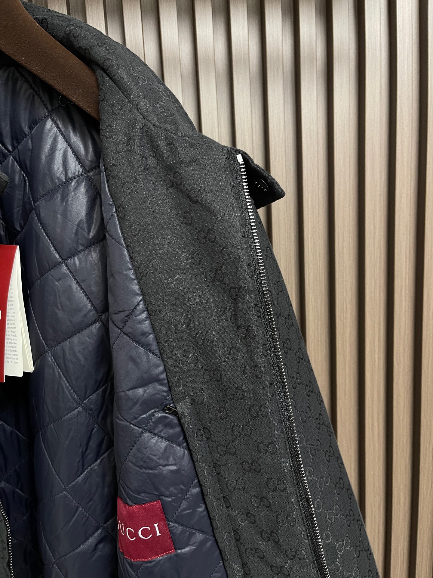 🛒🛒GUCCI 2026SS早春新款格子布拉链夹克，本系列选用多种织物工艺诠释标志性GC元素，呈现丰富视