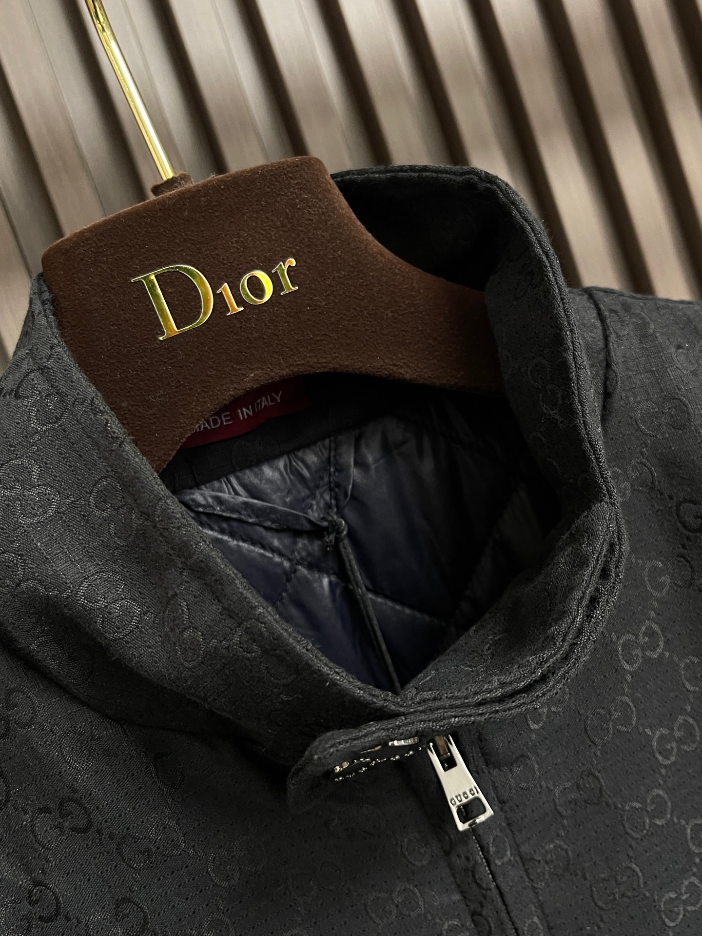 🛒🛒GUCCI 2026SS早春新款格子布拉链夹克，本系列选用多种织物工艺诠释标志性GC元素，呈现丰富视