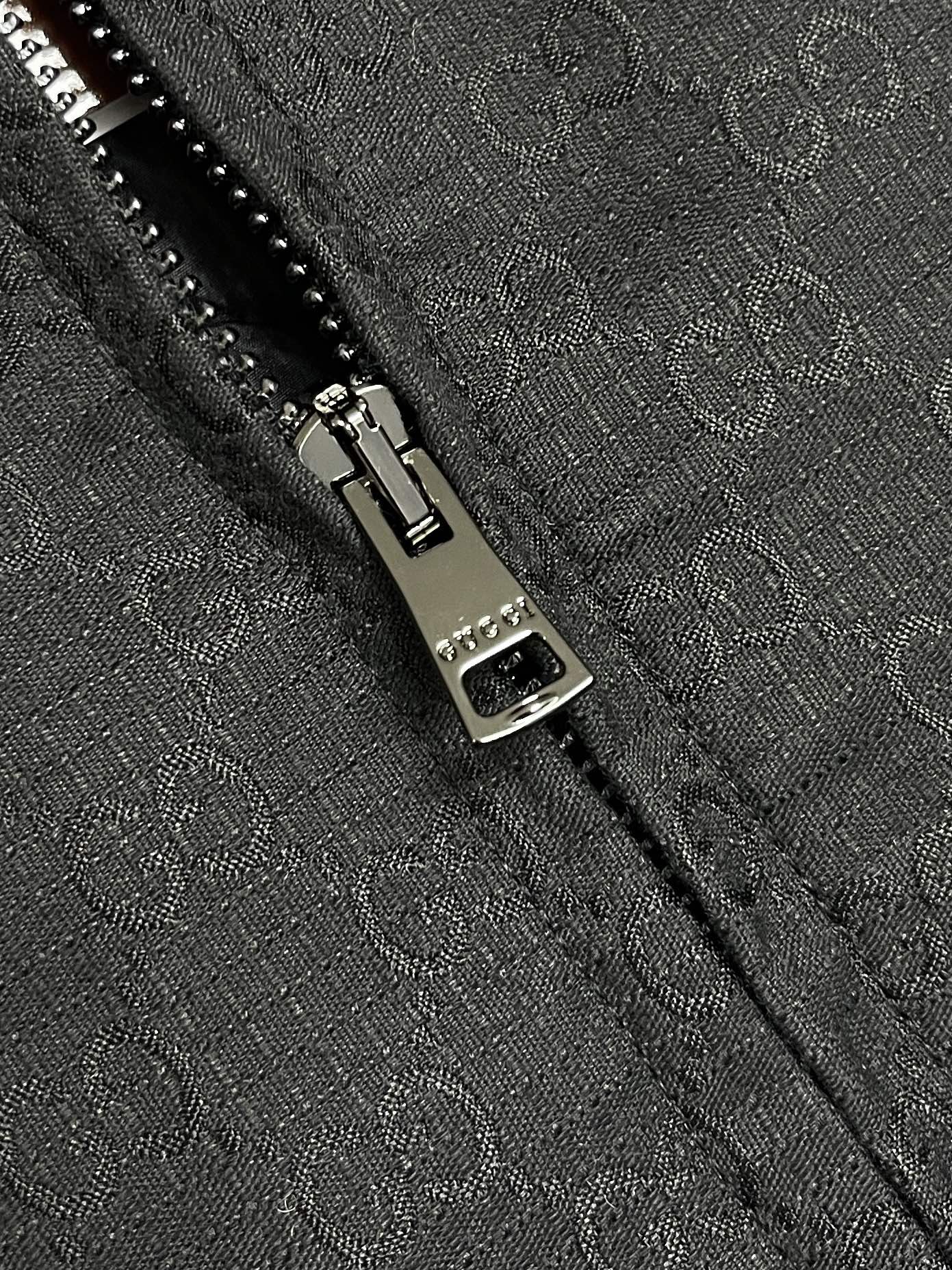 🛒🛒GUCCI 2026SS早春新款格子布拉链夹克，本系列选用多种织物工艺诠释标志性GC元素，呈现丰富视