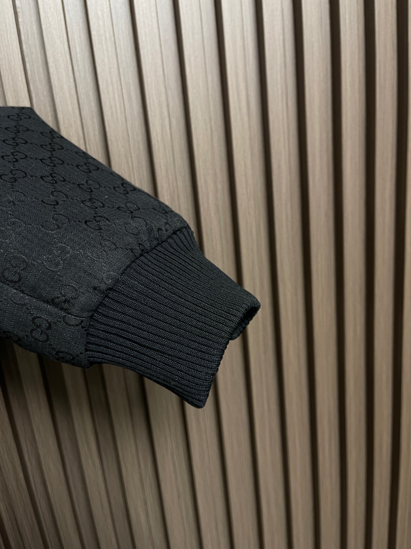 🛒🛒GUCCI 2026SS早春新款格子布拉链夹克，本系列选用多种织物工艺诠释标志性GC元素，呈现丰富视