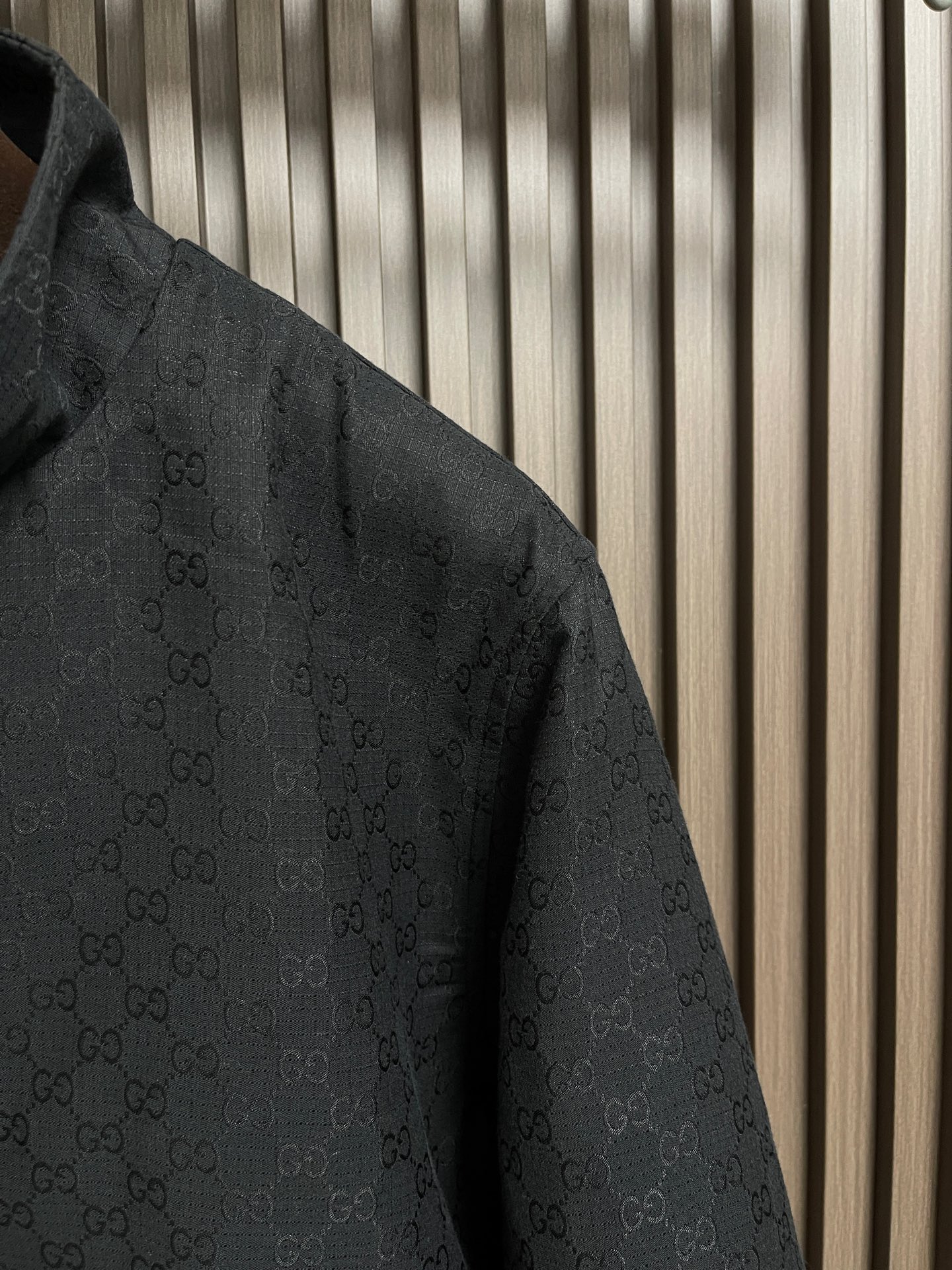 🛒🛒GUCCI 2026SS早春新款格子布拉链夹克，本系列选用多种织物工艺诠释标志性GC元素，呈现丰富视