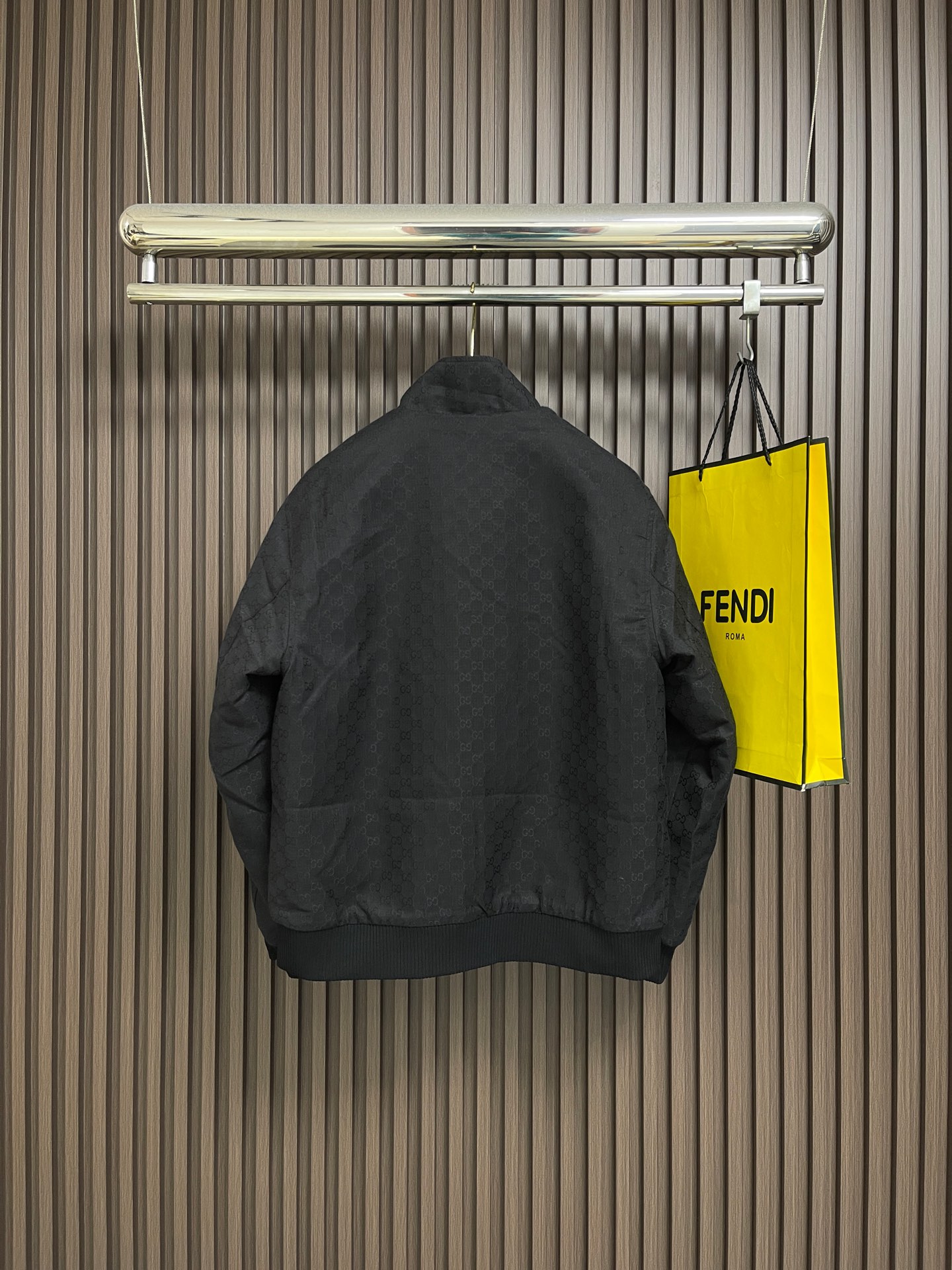 🛒🛒GUCCI 2026SS早春新款格子布拉链夹克，本系列选用多种织物工艺诠释标志性GC元素，呈现丰富视