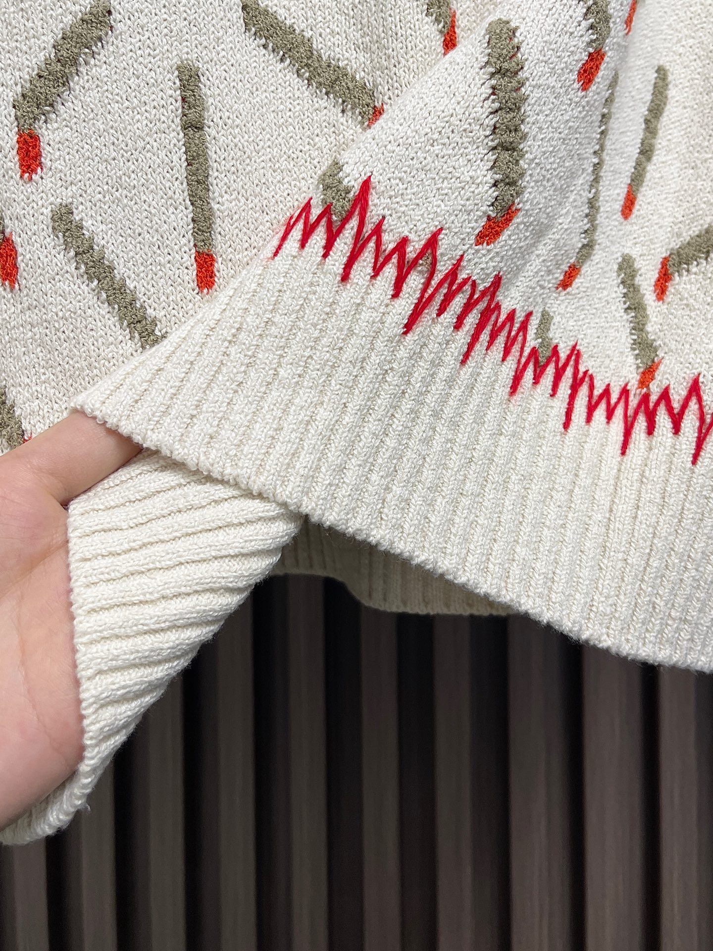 🛒🛒BV 几何提花圆领针织毛衣，采用进口特供羊绒混纺针织面料，质地柔软蓬松且触感温润亲肤，兼具优异的保暖