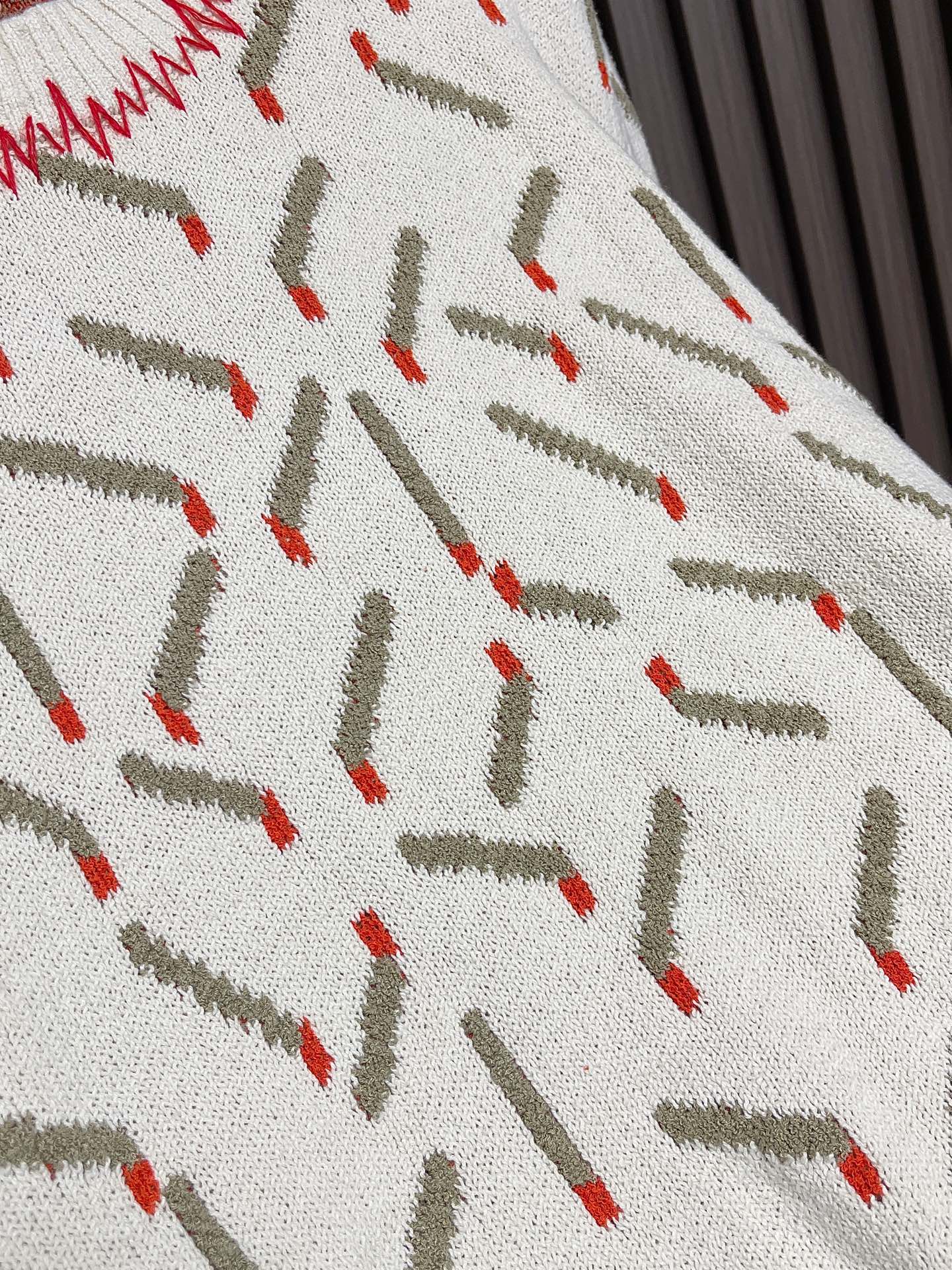 🛒🛒BV 几何提花圆领针织毛衣，采用进口特供羊绒混纺针织面料，质地柔软蓬松且触感温润亲肤，兼具优异的保暖