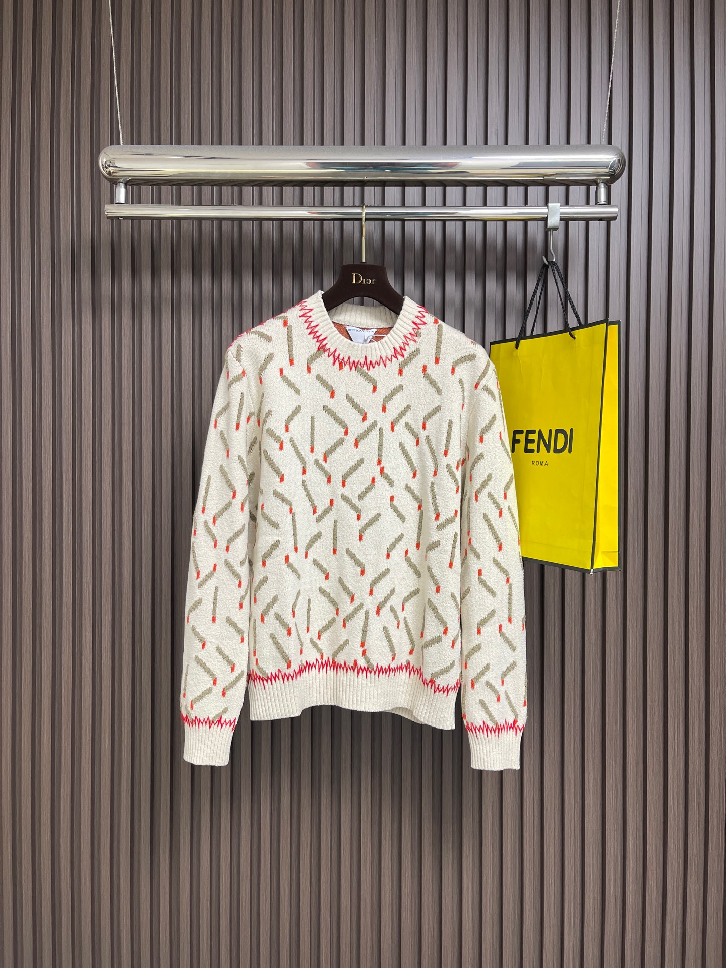 🛒🛒BV 几何提花圆领针织毛衣，采用进口特供羊绒混纺针织面料，质地柔软蓬松且触感温润亲肤，兼具优异的保暖