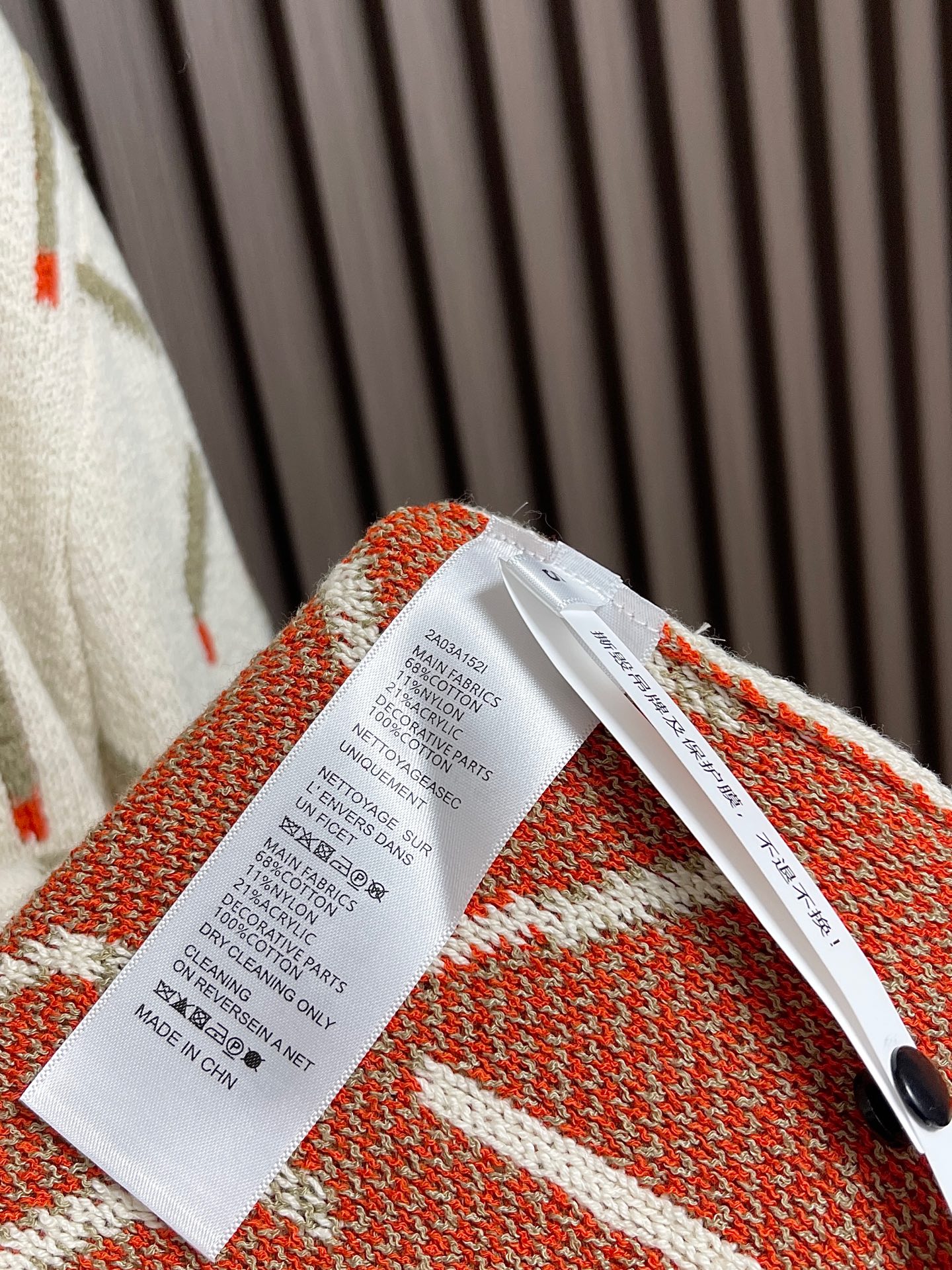 🛒🛒BV 几何提花圆领针织毛衣，采用进口特供羊绒混纺针织面料，质地柔软蓬松且触感温润亲肤，兼具优异的保暖