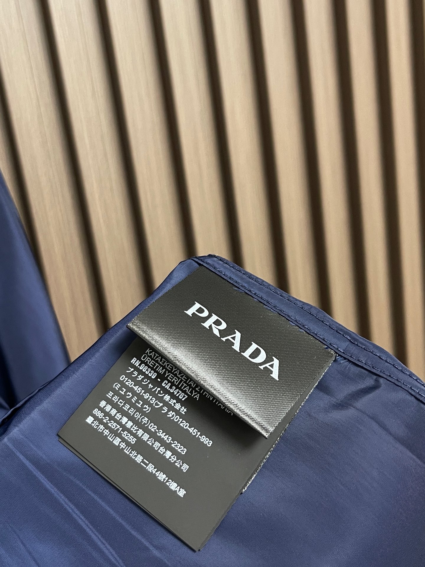 🛒🛒Prada 再生尼龙衬衫，Re-Nylon赋予这款经典剪裁衬衫技术风格，混搭设计融合裁缝优雅与功能性