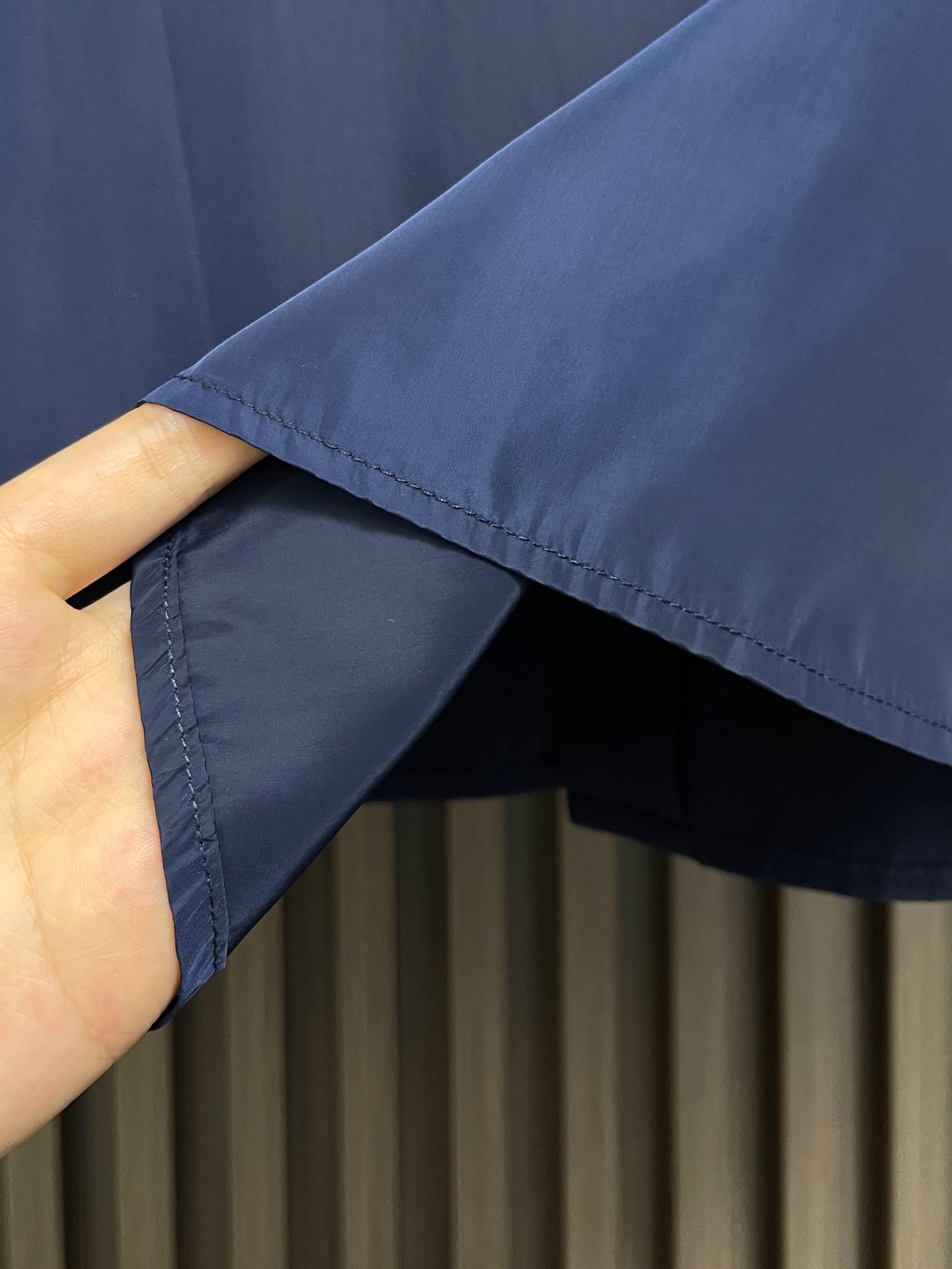 🛒🛒Prada 再生尼龙衬衫，Re-Nylon赋予这款经典剪裁衬衫技术风格，混搭设计融合裁缝优雅与功能性