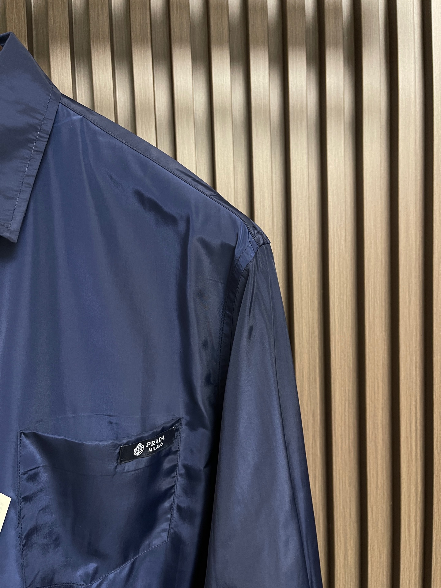 🛒🛒Prada 再生尼龙衬衫，Re-Nylon赋予这款经典剪裁衬衫技术风格，混搭设计融合裁缝优雅与功能性