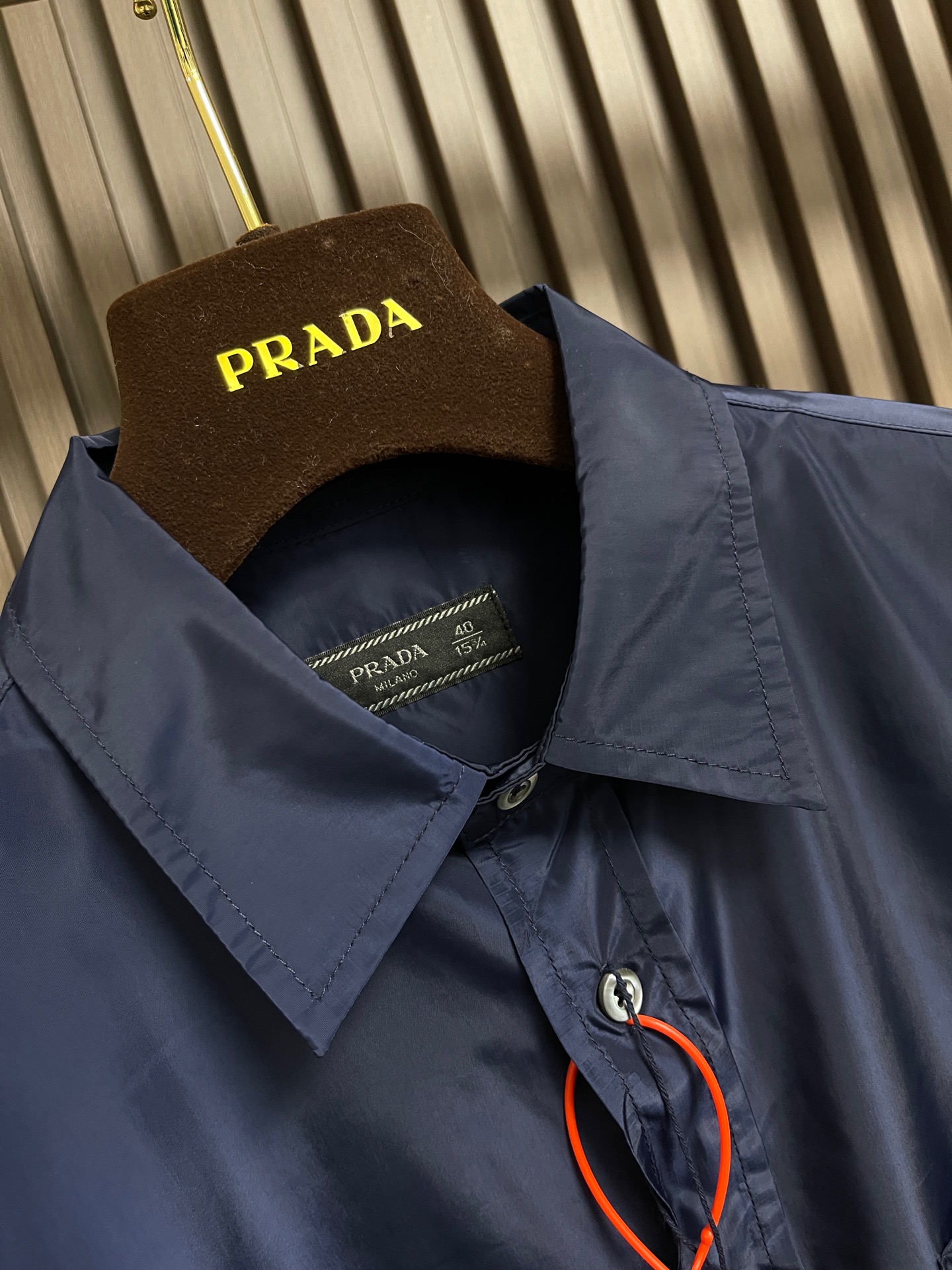 🛒🛒Prada 再生尼龙衬衫，Re-Nylon赋予这款经典剪裁衬衫技术风格，混搭设计融合裁缝优雅与功能性