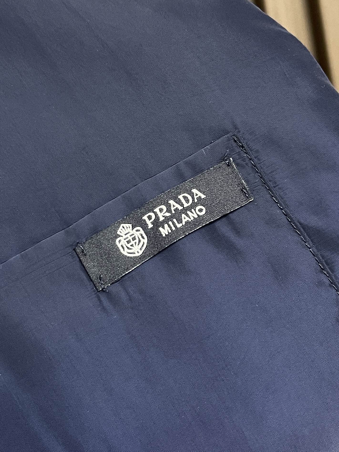 🛒🛒Prada 再生尼龙衬衫，Re-Nylon赋予这款经典剪裁衬衫技术风格，混搭设计融合裁缝优雅与功能性