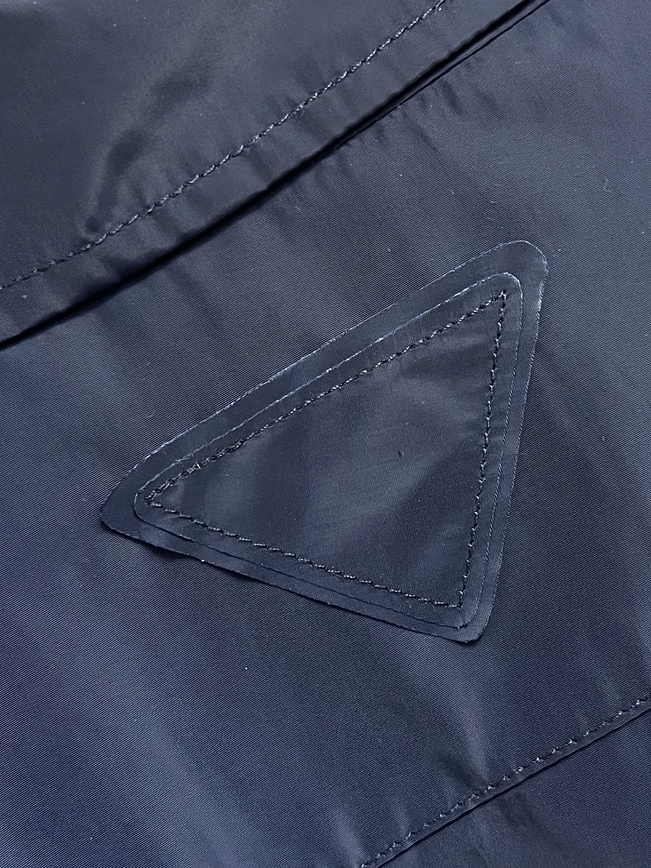 🛒🛒Prada 再生尼龙衬衫，Re-Nylon赋予这款经典剪裁衬衫技术风格，混搭设计融合裁缝优雅与功能性