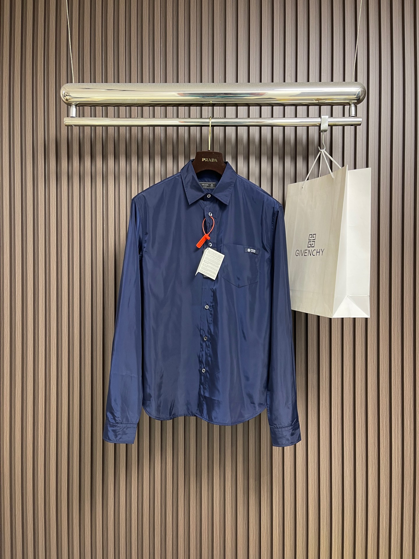 🛒🛒Prada 再生尼龙衬衫，Re-Nylon赋予这款经典剪裁衬衫技术风格，混搭设计融合裁缝优雅与功能性