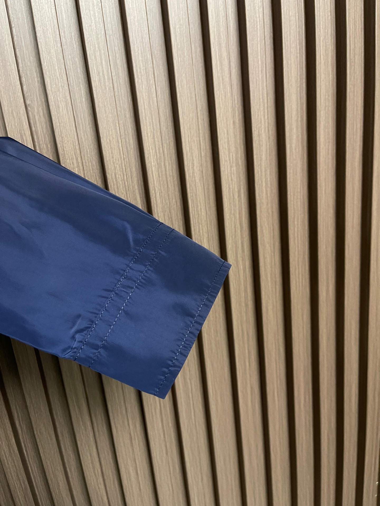 🛒🛒Prada 再生尼龙衬衫，Re-Nylon赋予这款经典剪裁衬衫技术风格，混搭设计融合裁缝优雅与功能性