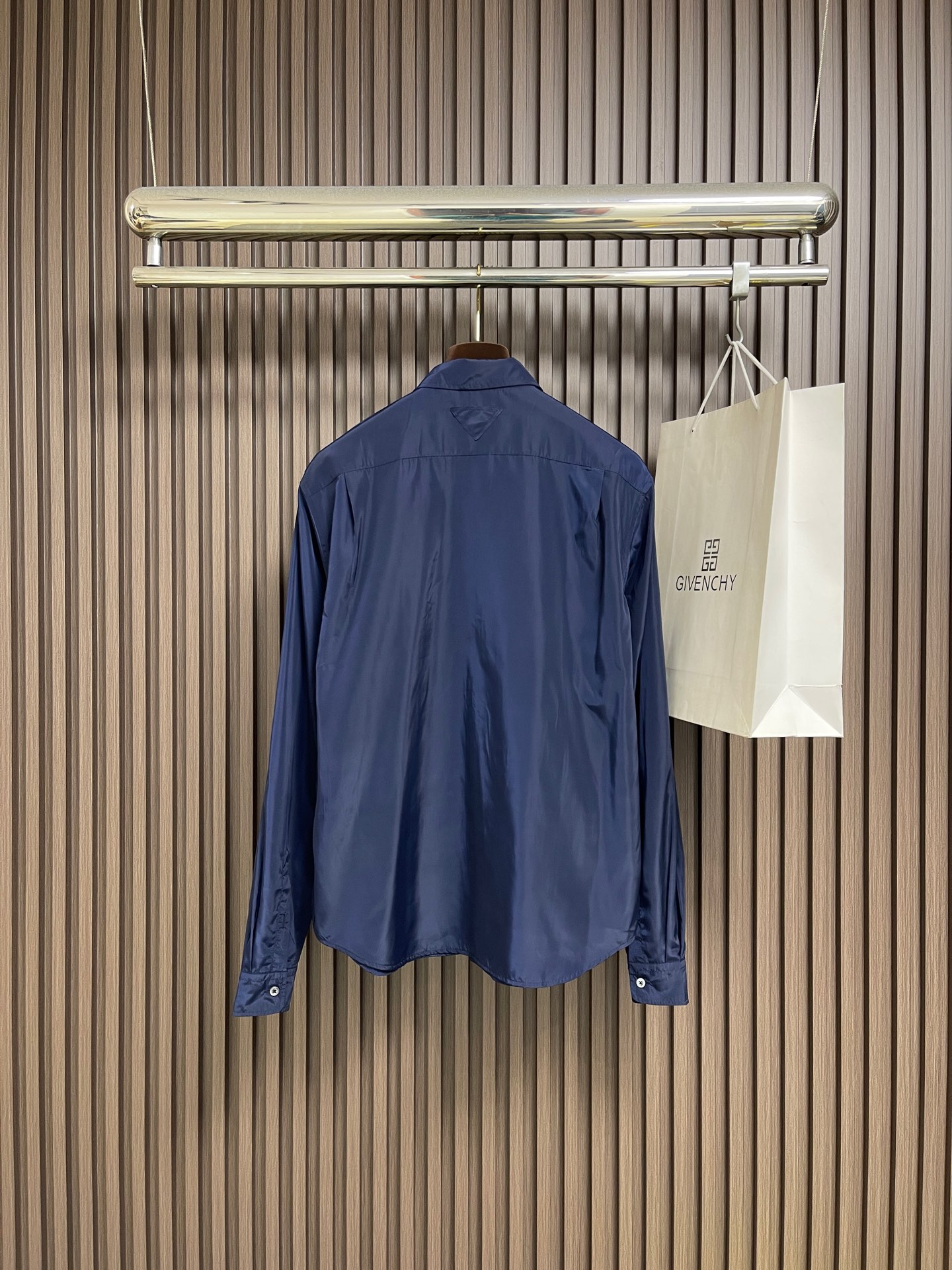 🛒🛒Prada 再生尼龙衬衫，Re-Nylon赋予这款经典剪裁衬衫技术风格，混搭设计融合裁缝优雅与功能性