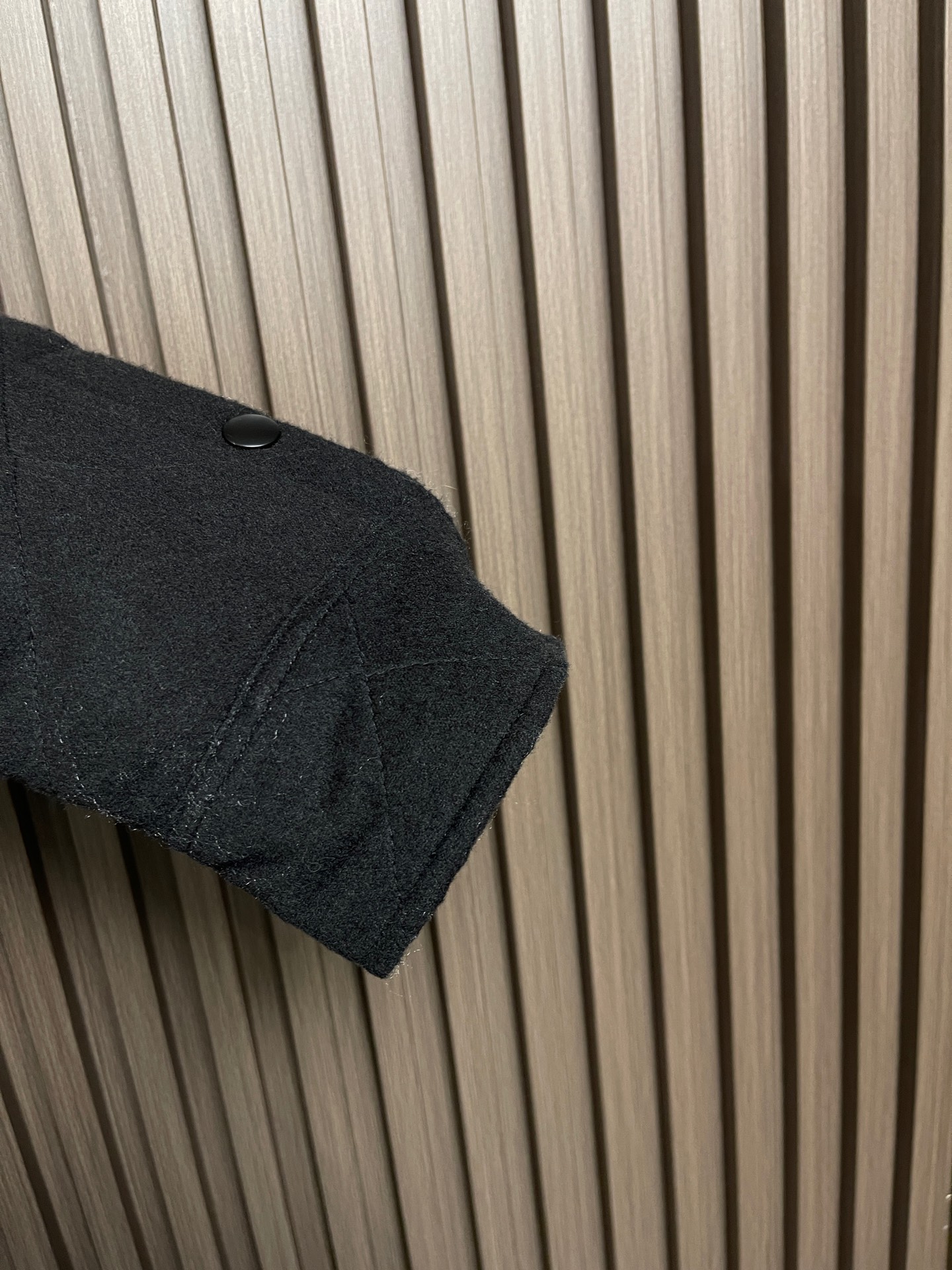 🛒🛒Prada 三角标翻领棉服外套，定制玄光羊绒混纺料 以及大格纹羽绒棉 质感卓越 每一寸都蕴含着沉甸甸