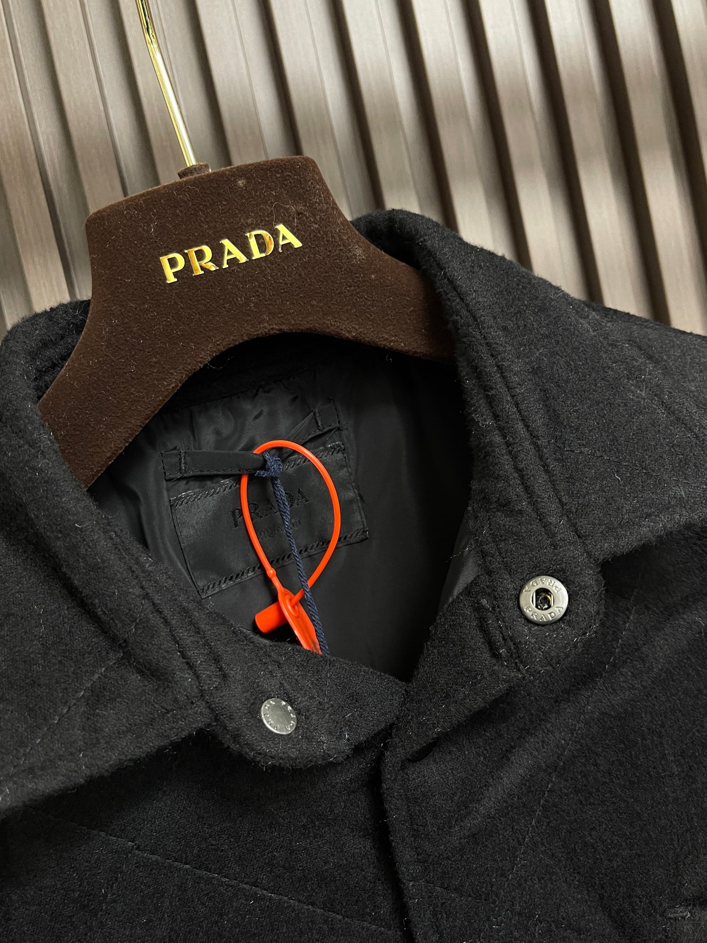🛒🛒Prada 三角标翻领棉服外套，定制玄光羊绒混纺料 以及大格纹羽绒棉 质感卓越 每一寸都蕴含着沉甸甸
