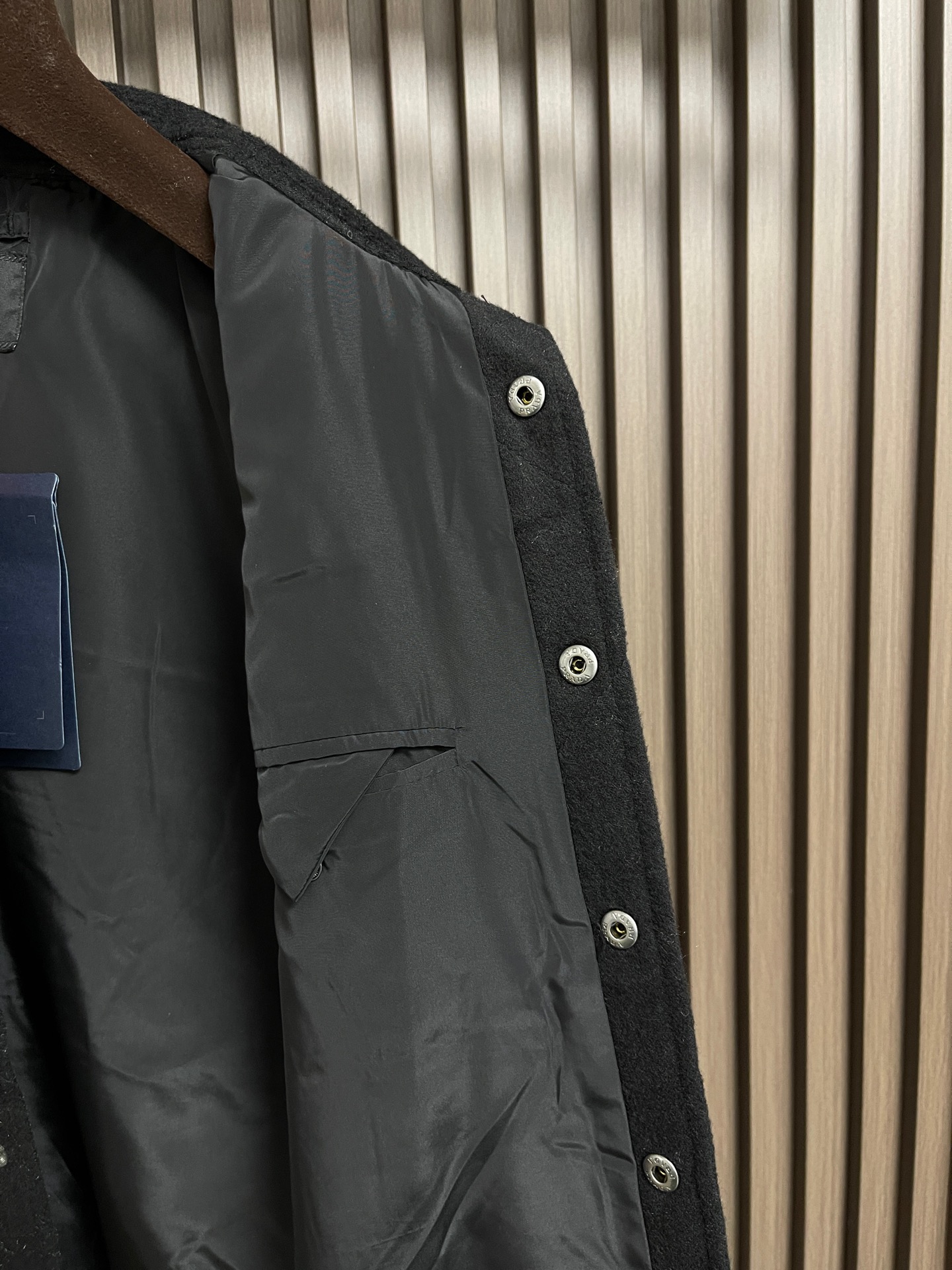 🛒🛒Prada 三角标翻领棉服外套，定制玄光羊绒混纺料 以及大格纹羽绒棉 质感卓越 每一寸都蕴含着沉甸甸