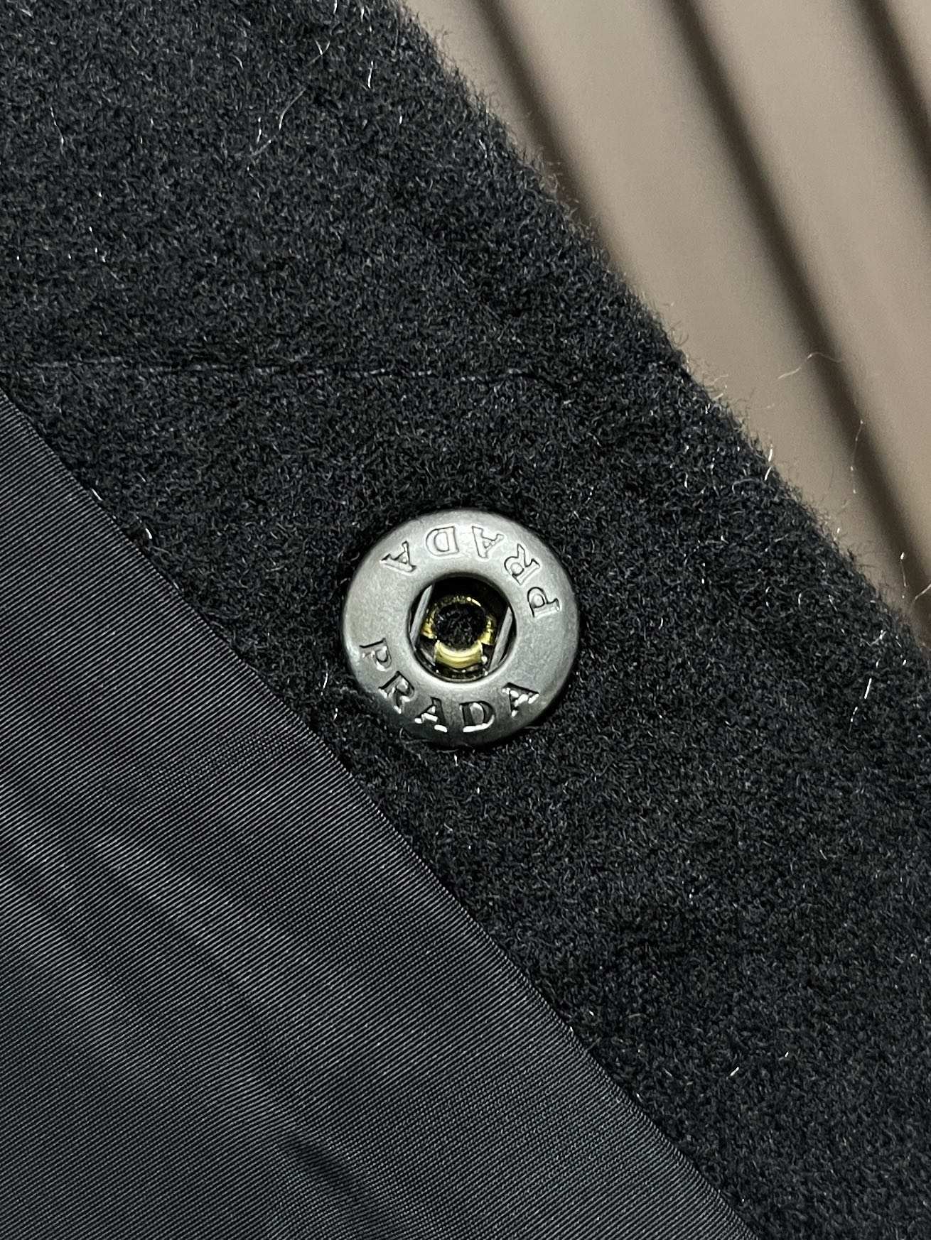 🛒🛒Prada 三角标翻领棉服外套，定制玄光羊绒混纺料 以及大格纹羽绒棉 质感卓越 每一寸都蕴含着沉甸甸