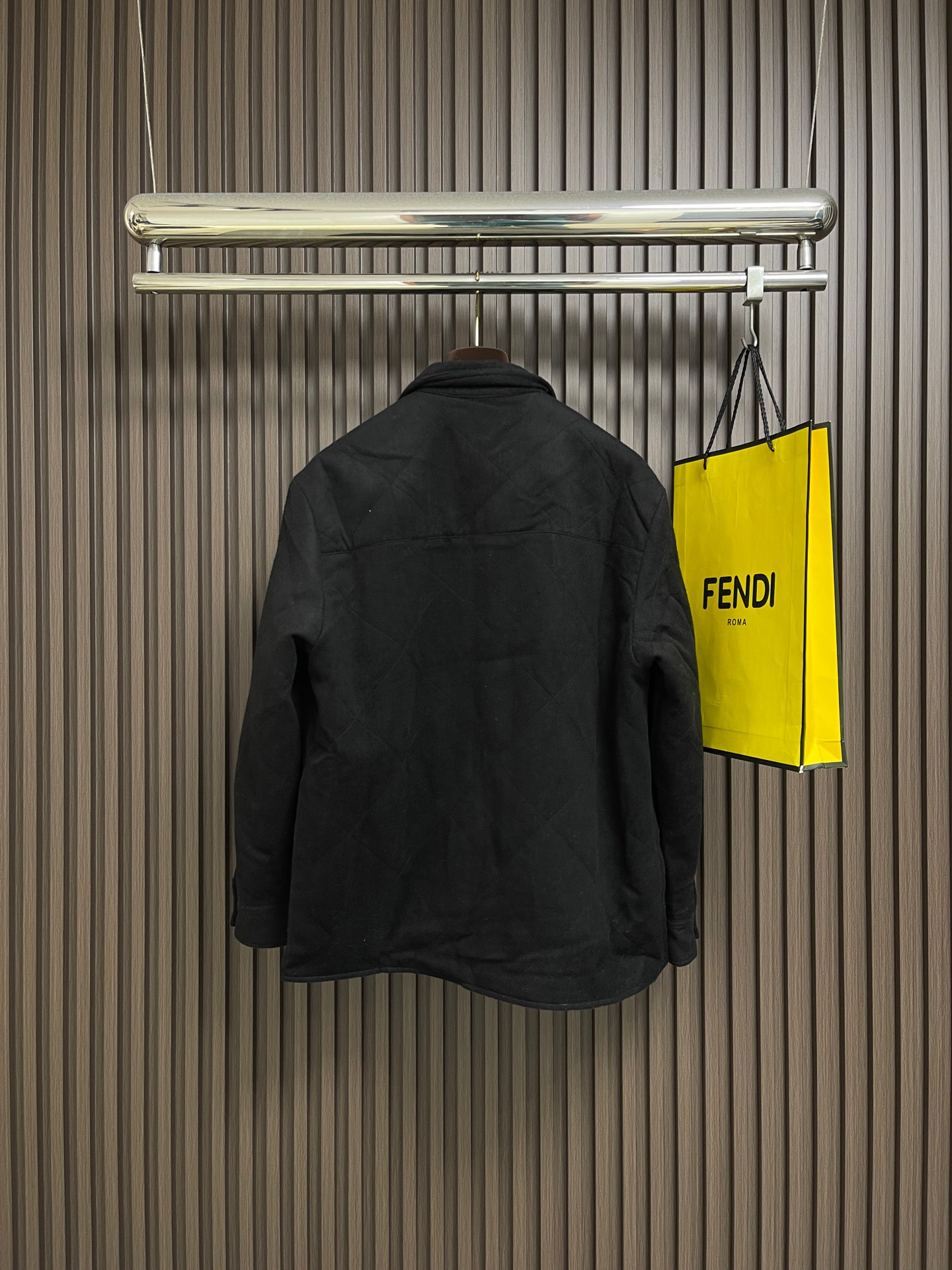 🛒🛒Prada 三角标翻领棉服外套，定制玄光羊绒混纺料 以及大格纹羽绒棉 质感卓越 每一寸都蕴含着沉甸甸