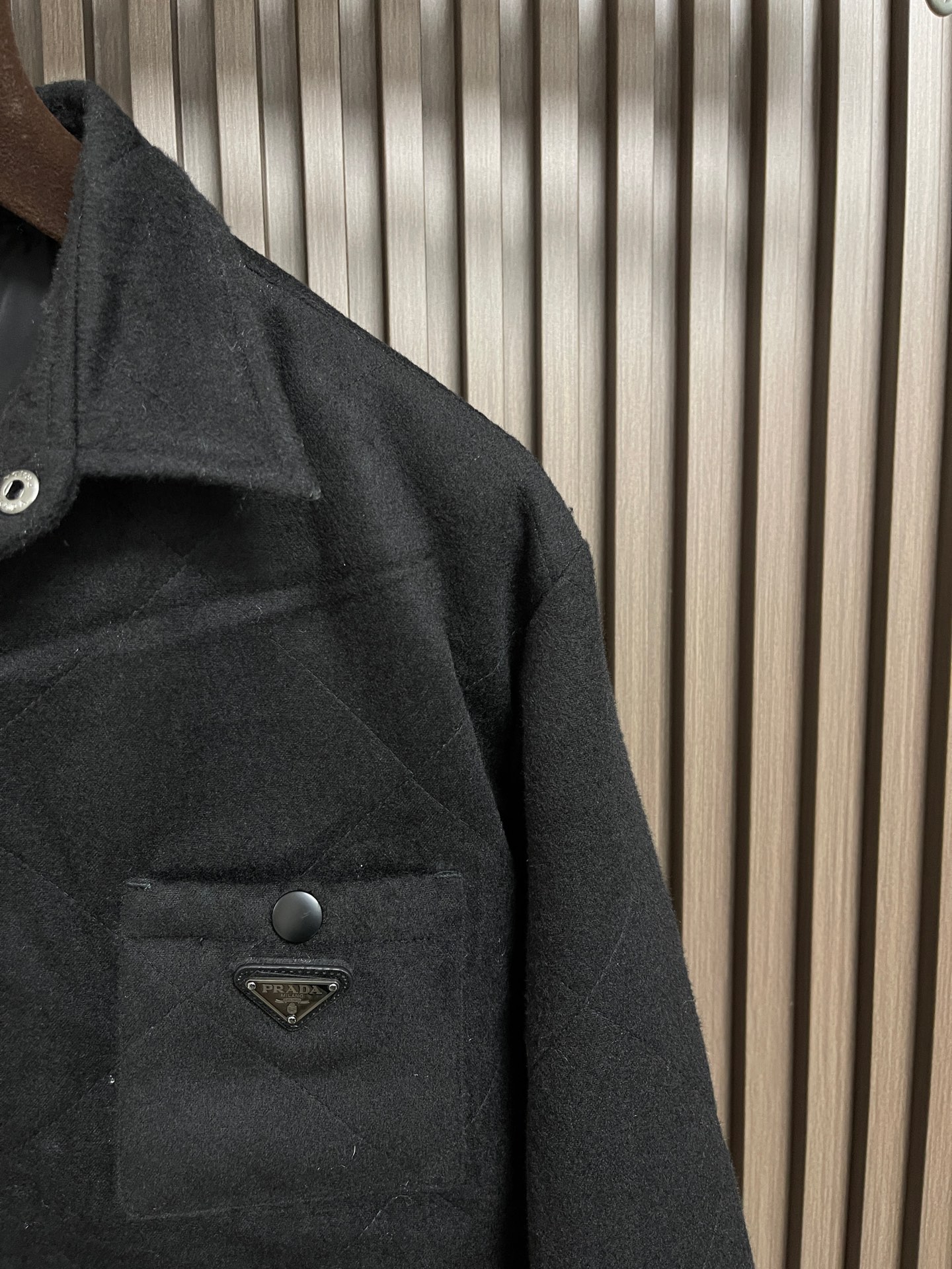 🛒🛒Prada 三角标翻领棉服外套，定制玄光羊绒混纺料 以及大格纹羽绒棉 质感卓越 每一寸都蕴含着沉甸甸