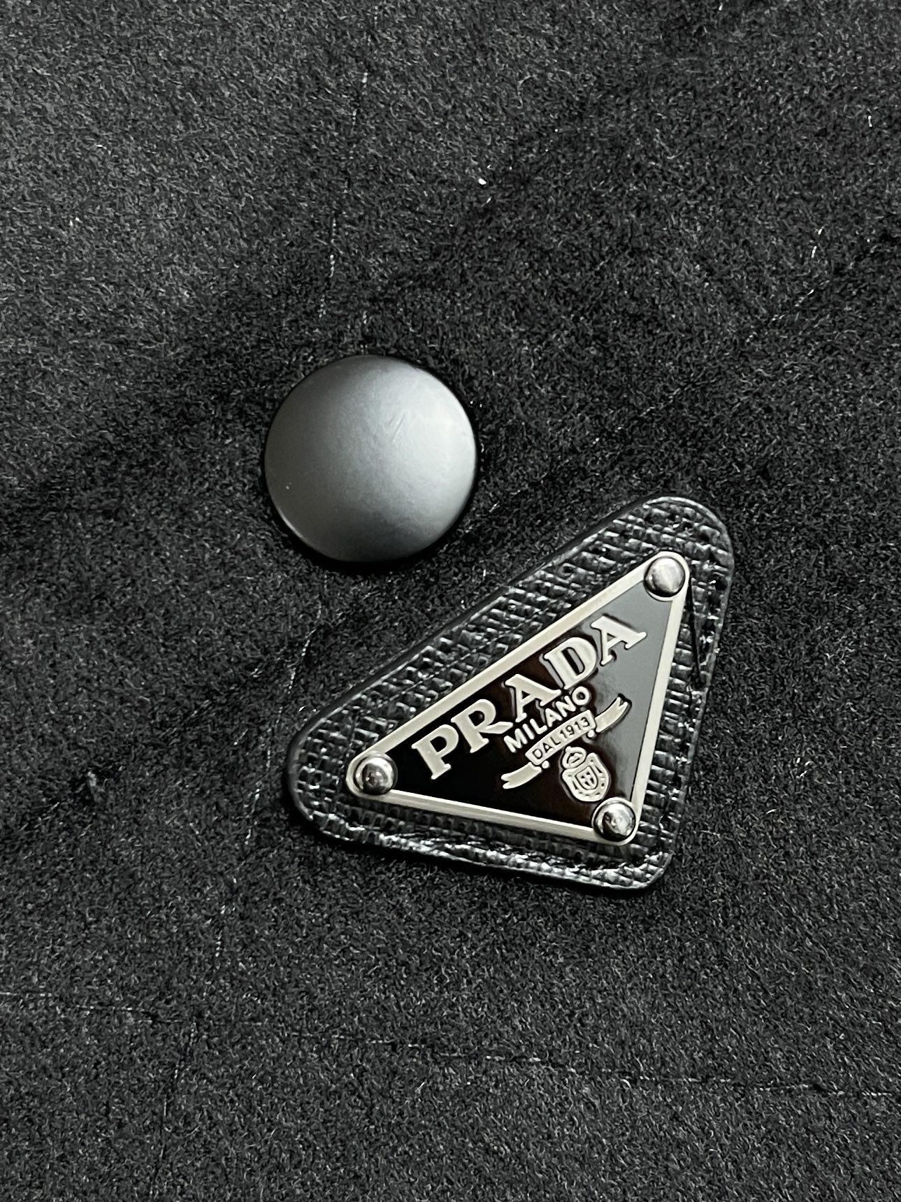 🛒🛒Prada 三角标翻领棉服外套，定制玄光羊绒混纺料 以及大格纹羽绒棉 质感卓越 每一寸都蕴含着沉甸甸