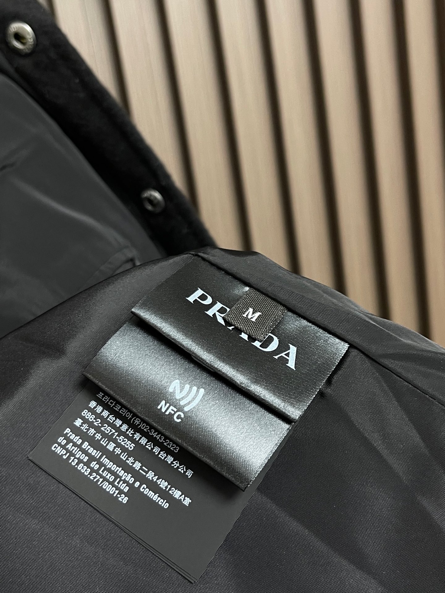 🛒🛒Prada 三角标翻领棉服外套，定制玄光羊绒混纺料 以及大格纹羽绒棉 质感卓越 每一寸都蕴含着沉甸甸