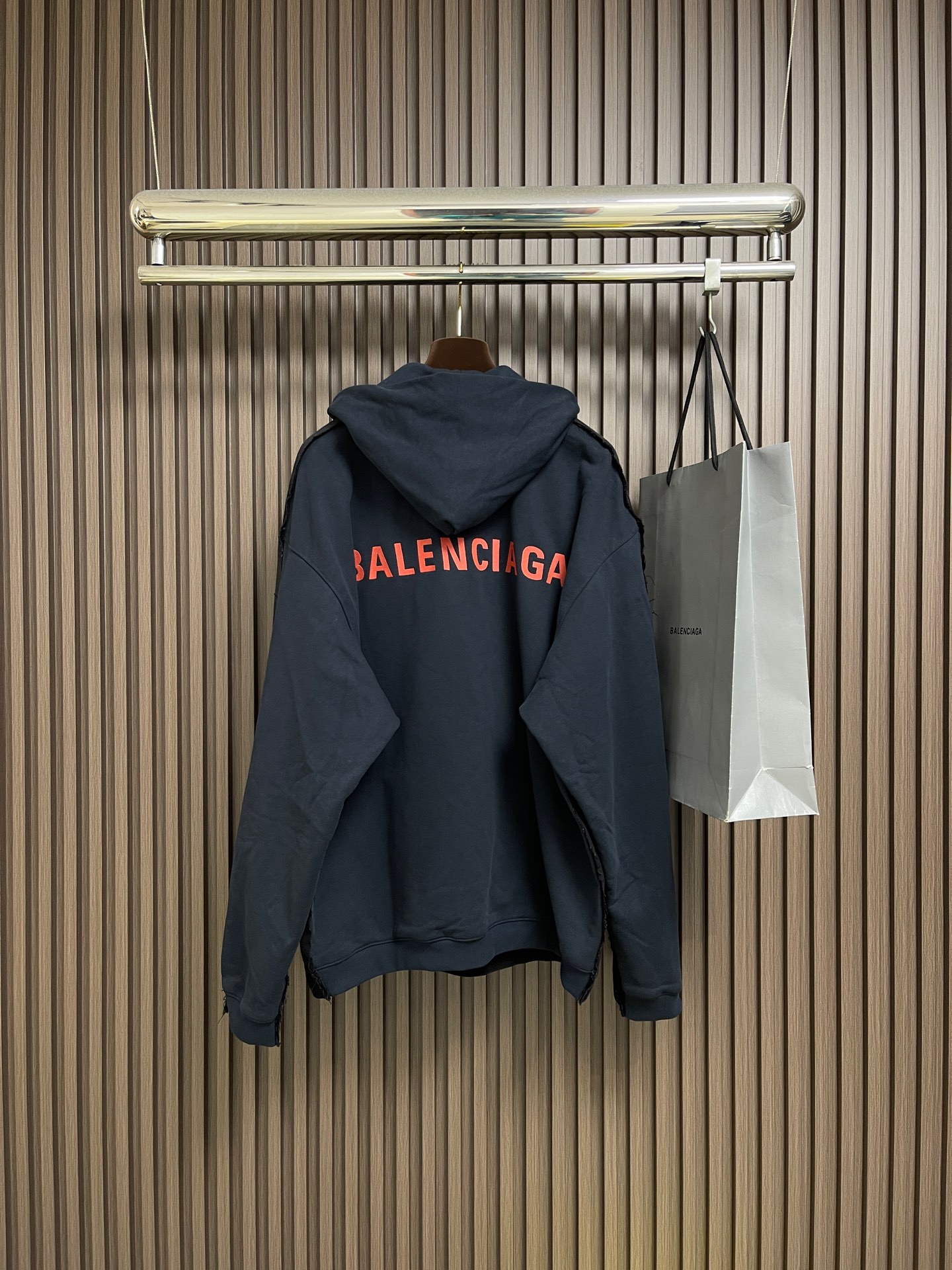 🛒🛒Balenciaga 刺绣连帽牛仔夹克，定制锁纹纯棉牛仔料 以及磨绒卫衣料 质感卓越 温润如棉舒适贴