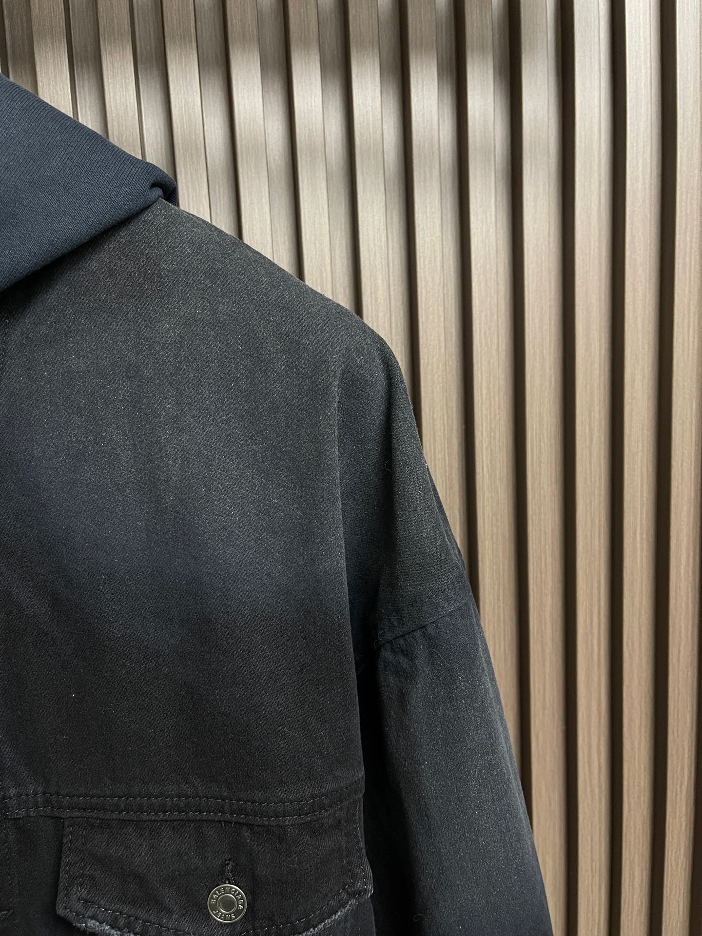 🛒🛒Balenciaga 刺绣连帽牛仔夹克，定制锁纹纯棉牛仔料 以及磨绒卫衣料 质感卓越 温润如棉舒适贴