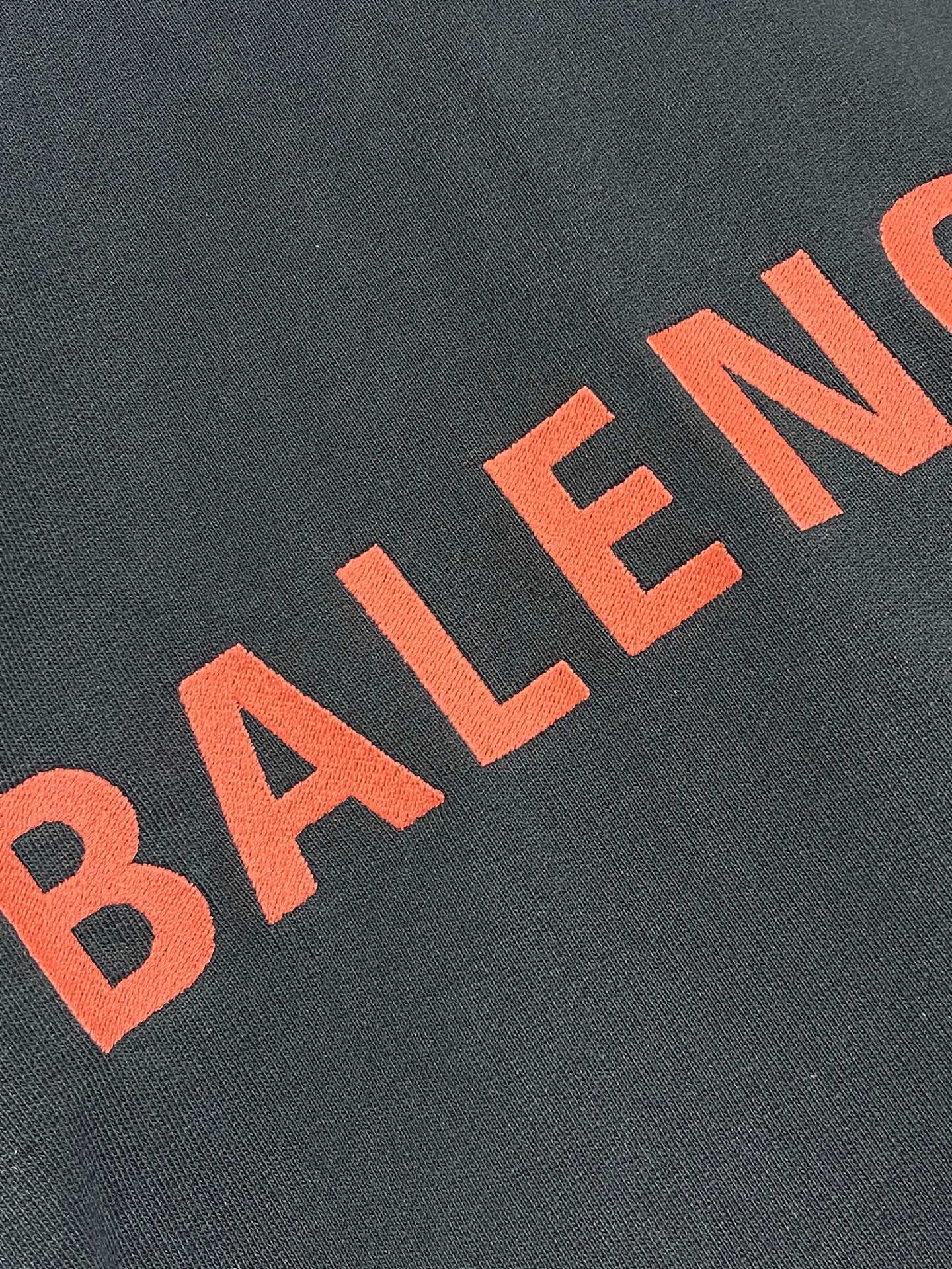 🛒🛒Balenciaga 刺绣连帽牛仔夹克，定制锁纹纯棉牛仔料 以及磨绒卫衣料 质感卓越 温润如棉舒适贴