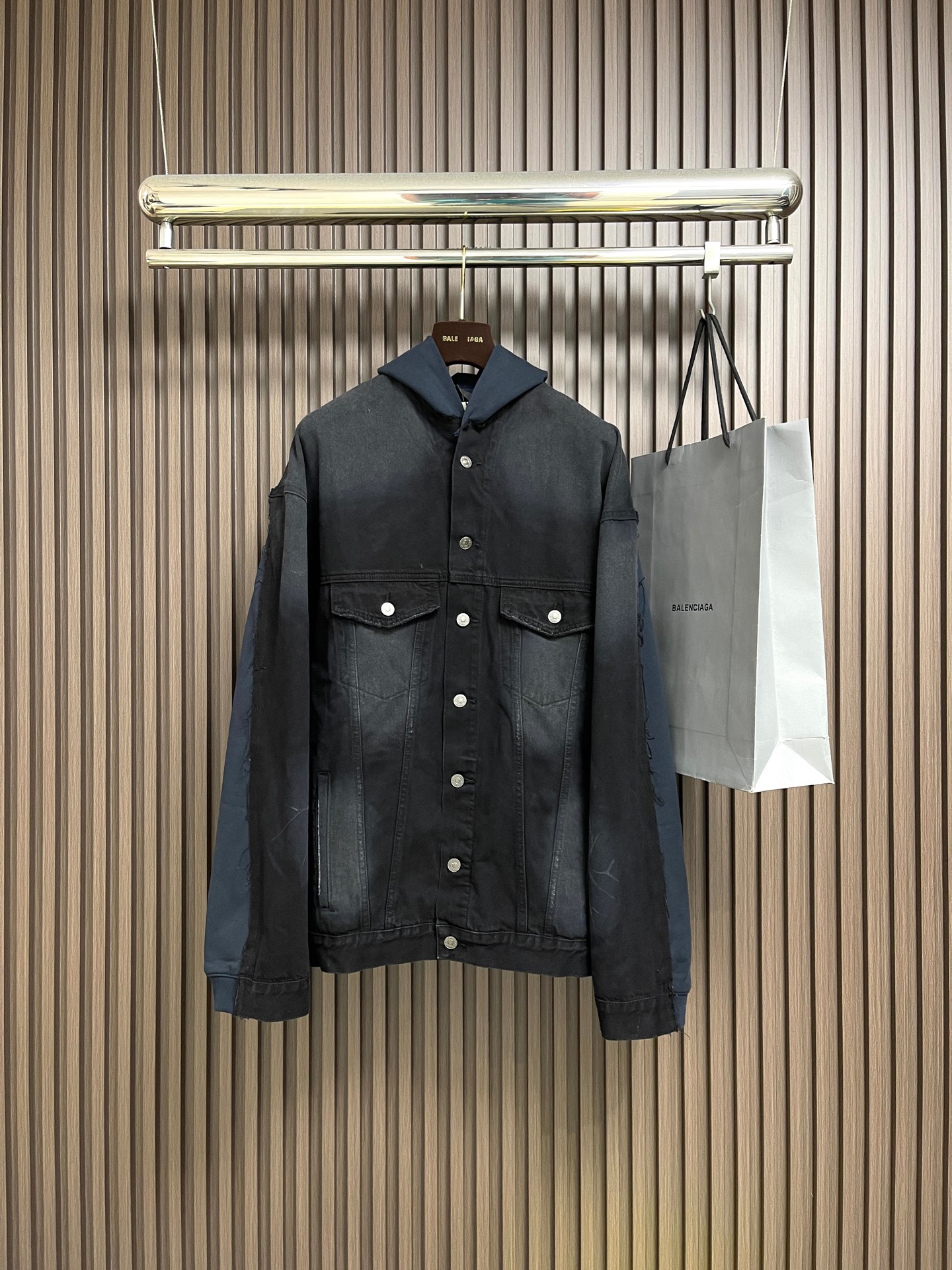 🛒🛒Balenciaga 刺绣连帽牛仔夹克，定制锁纹纯棉牛仔料 以及磨绒卫衣料 质感卓越 温润如棉舒适贴