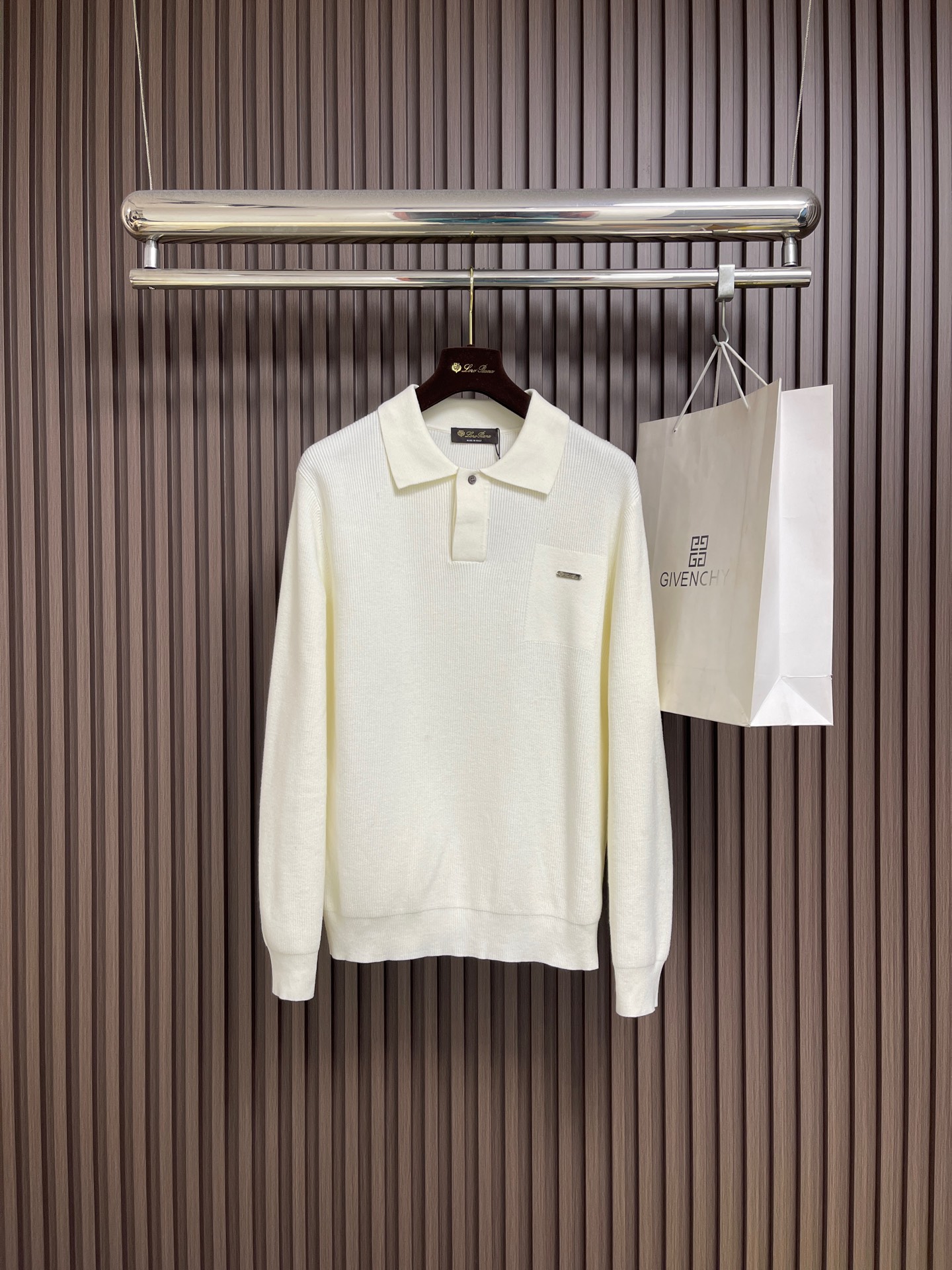 NO:691528,LP Loro piana Men's knitted Polo, Lexington Polo is rooted in centuries-old tradition and draws inspiration from the pulse of modernity. It is specially crafted for those who appreciate timeless artistic style. This polo shirt is made of ribbed fabric and has a flat collar design for a low-key temperament. The fitted cut brings a modern touch to the classic men's style, perfect for layering under a blazer. Sizes M-3XL,,loro piana,loro piana,jackets & coats,business suit,19860909LP Loro piana 男士针织Polo,Lexington Polo衫根植于百年传统,从现代脉搏中汲取灵感,专门为欣赏隽永艺术风格的人士精心打造.这款Polo衫采用罗纹面料制成,平领设计,彰显低调气质.合身剪裁为经典男士款式注入现代气息,非常适合在西装外套下叠穿 尺码M-3XL,,loro piana,loro piana,jackets & coats,business suit,,Men's clothing