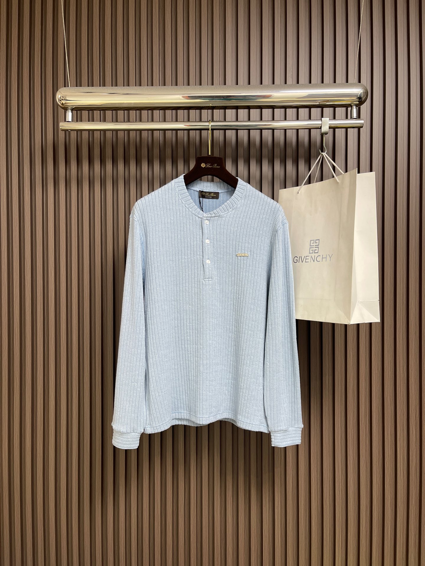 NO:691526,LP Loropiana 2026SS early spring new knitted sweater, imported customer-supplied wool blended fabric, high-density knitting, fashionable and versatile sweater, very handsome. Classic hardware logo nameplate. Durable and not easy to deform, version, various styles can be easily held, classic fashion style that is sought after every year. Three standards are complete. Sizes M-3XL, loro piana, loro piana, sweaters,19860909LP Loropiana 2026SS早春新款针织毛衣,进口客供羊毛混纺面料,高密度针织,时尚百搭毛衣,帅气十足.经典五金Logo铭牌.耐穿不易变形,版型,各种风格都能轻松Hold住,年年被追捧的经典时尚款 三标齐全.尺码M-3XL,,loro piana,loro piana,sweaters,,Men's clothing