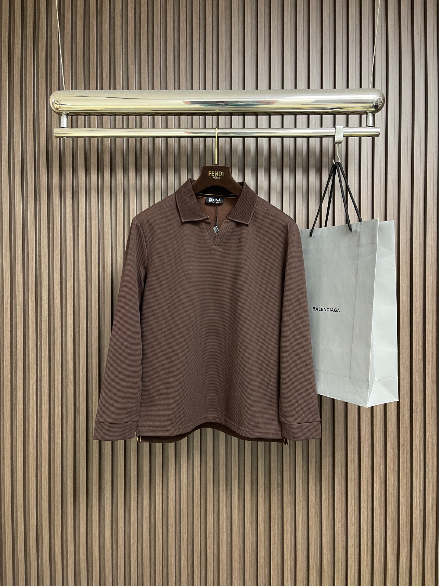 NO:690671,ZEGNA  Seagull collar lapel long-sleeved T-shirt, using Polo collar design, the collar is crisp and stylish, blending casualness and sophistication. Using thick needle texture weaving technology, the body texture is clear and rich in texture, creating a retro and simple style. Details, collar and placket  The precision splicing process ensures neat and natural stitching, ensuring the neatness of the pattern; the rib knitting process on the cuffs and hem has moderate elasticity, which not only fits the body shape but also enhances the wearing comfort. Sizes M-3XL, tees, t-shirt,19860909ZEGNA 海鸥领翻领长袖T恤,采用Polo领设计,领口挺括有型,融合休闲与精致感.运用粗针纹理编织工艺,衣身纹理清晰且富有质感,营造出复古简约的风格.细节处,领口与门襟的精密拼接工艺,走线工整自然,保障版型的利落度；袖口与下摆的罗纹针织工艺,弹性适中,既贴合身形又增强了穿着的舒适度.尺码M-3XL,,tees，t-shirt,,Men's clothing