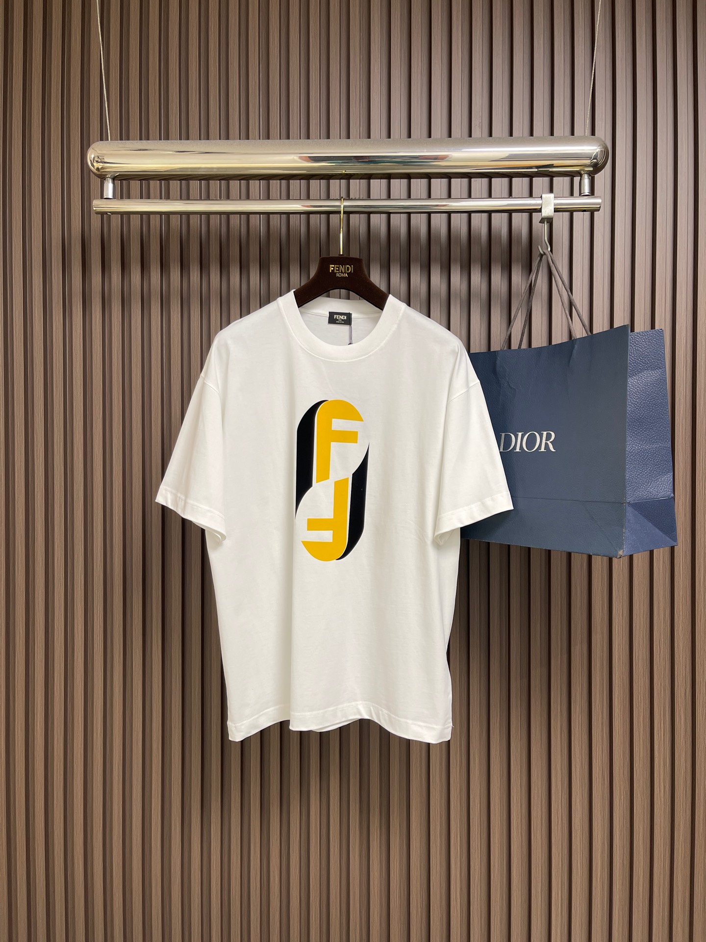 NO:703445,FENDI 2026fw early spring new round neck short-sleeved T-shirt, 300g pure cotton fabric, fine and neat wiring, black and yellow enlarged FENDI print on the front, versatile upper body, suitable for all occasions. Sizes S-XXL S size Length 73 Chest 110 Shoulder width 53 M size Length 74 Chest 114 Shoulder width 55 L size Length 75 Chest 118 Shoulder width 57  XL size, length 76, bust 122, shoulder width 59, XXL size, length 77, bust 126, shoulder width 61, fendi, T-shirt, tees, t-shirt,19860909FENDI 2026fw早春新款圆领短袖T恤,300克纯棉面料,走线细致工整,正面饰黑色和黄色放大版FENDI印花,上身百搭,适于所有场合.尺码S-XXL S码 衣长73 胸围110 肩宽53 M码衣长74 胸围114 肩宽55 L码 衣长75 胸围118 肩宽57 XL码 衣长76 胸围122 肩宽59 XXL码衣长77 胸围126 肩宽61,,fendi,T-shirt,tees，t-shirt,,Men's clothing