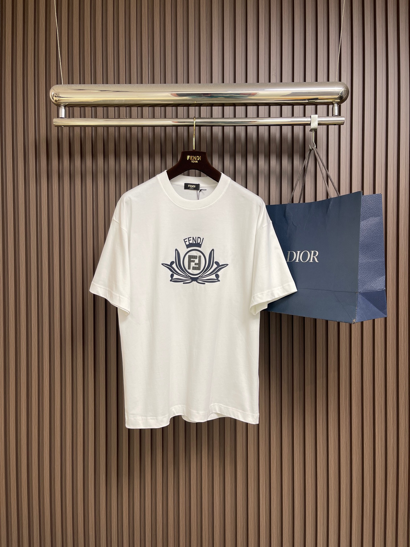 NO:703449,FENDI 2026SS spring and summer new short-sleeved T-shirt, classic three-dimensional thick silicone technology + patch embroidery, custom-made double yarn plain cotton fabric, versatile upper body, suitable for all occasions. Sizes S-XXL S code length 73 bust 110 shoulder width 53 size M length 74 bust 114 shoulder width 55 L size length 75 bust 118 shoulder width 57 XL size  Length 76, bust 122, shoulder width 59, XXL size, length 77, bust 126, shoulder width 61, fendi, T-shirt, tees, t-shirt,19860909FENDI 2026SS春夏新款短袖T恤 经典 立体厚板硅胶工艺＋贴布绣 定制双纱平纹纯棉面料 ,上身百搭,适于所有场合.尺码S-XXL S码 衣长73 胸围110 肩宽53 M码衣长74 胸围114 肩宽55 L码 衣长75 胸围118 肩宽57 XL码 衣长76 胸围122 肩宽59 XXL码衣长77 胸围126 肩宽61,,fendi,T-shirt,tees，t-shirt,,Men's clothing