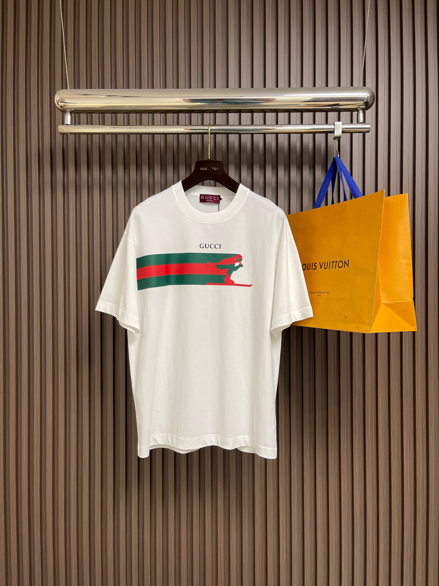 NO:703434,Gucci 2026ss track ski embellished printed round neck short-sleeved T-shirt, strictly controls the size of the logo, selects 240g double yarn pure cotton fabric, soft and breathable, pre-shrunk process, not easy to deform after repeated washing, high-standard three-needle stitching pays attention to quality, collar is wrapped around the ischium; details are in place; style is versatile and good-looking, a good choice in summer; size S-XXL S size, length 73, bust 110, shoulder width 53  Size M, length 74, chest 114, shoulder width 55, size L, length 75, chest 118, shoulder width 57, size19860909Gucci 2026ss 赛道滑雪缀饰印花圆领短袖T恤,严控logo标识大小,甄选240g双纱纯棉面料,柔软透气,预做防缩水工艺,穿着多次清洗不易变形,高规格三针走线注重品质,领口包边坐骨；细节到位；款式百搭好看,夏季不错的选择；尺码S-XXL S码 衣长73 胸围110 肩宽53 M码衣长74 胸围114 肩宽55 L码 衣长75 胸围118 肩宽57 XL码 衣长76 胸围122 肩宽59 XXL码衣长77 胸围126 肩宽61,,gucci,T-shirt,tees，t-shirt,,Men's clothing