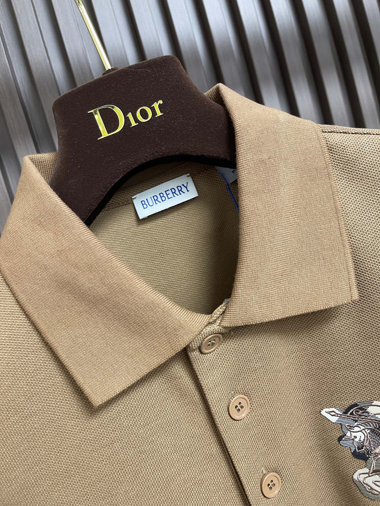 🛒🛒Burberry 2026SS早春新款战马格纹徽章短袖Polo马球衫，男女上衣，棉质 Polo衫，呈