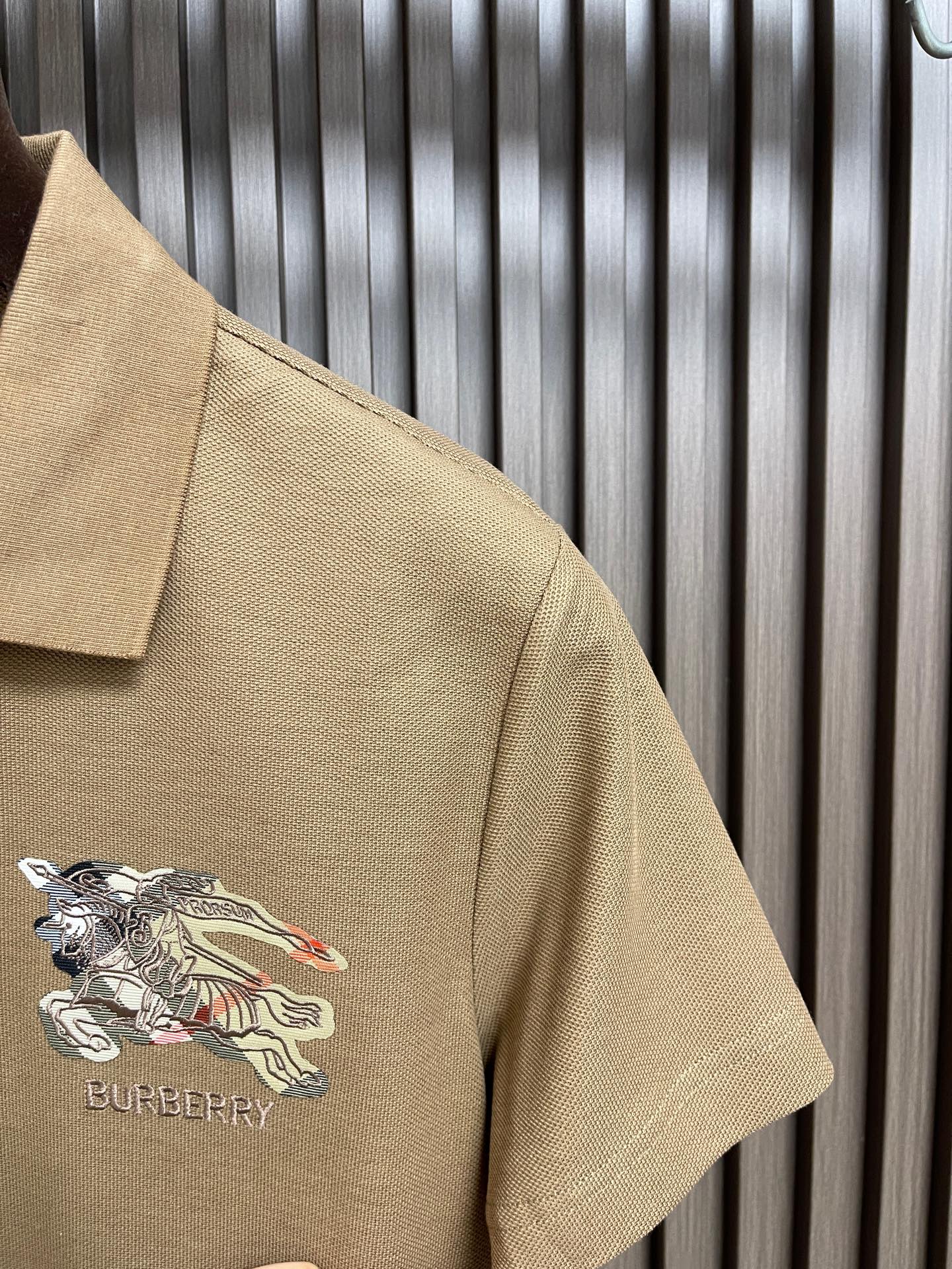 🛒🛒Burberry 2026SS早春新款战马格纹徽章短袖Polo马球衫，男女上衣，棉质 Polo衫，呈