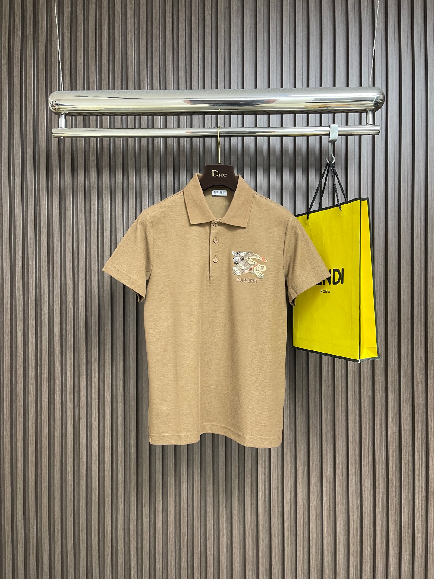 🛒🛒Burberry 2026SS早春新款战马格纹徽章短袖Polo马球衫，男女上衣，棉质 Polo衫，呈