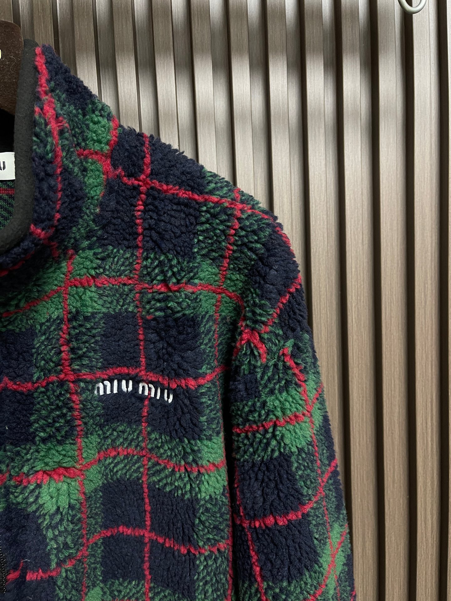 🛒🛒miumiu 2026SS 羊羔绒格子刺绣拉链夹克外套 面料原版定织定染，100%还原。内衬口袋布采