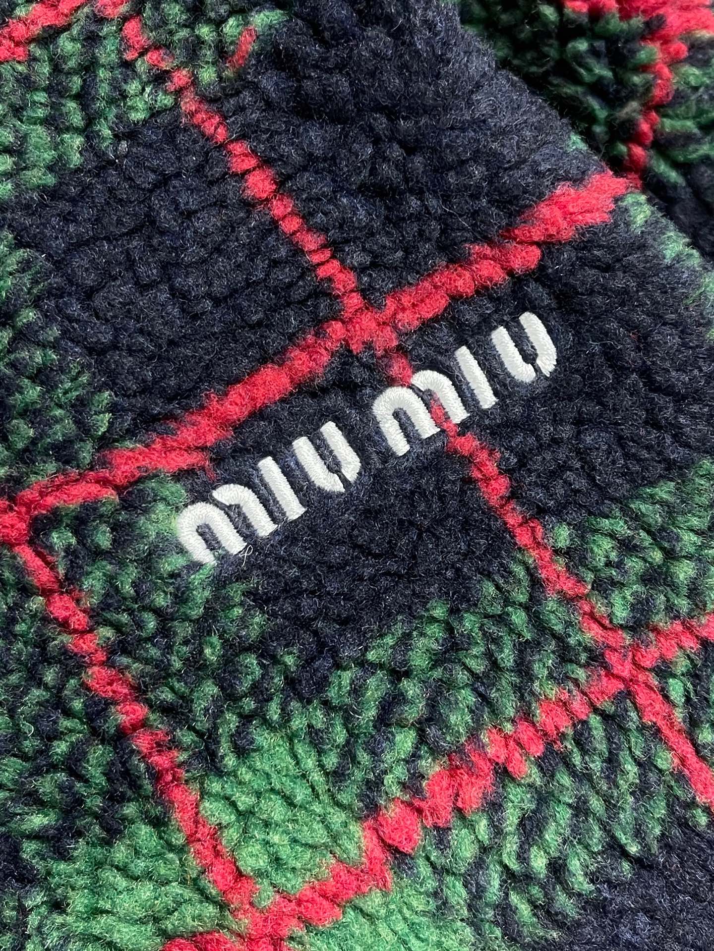 🛒🛒miumiu 2026SS 羊羔绒格子刺绣拉链夹克外套 面料原版定织定染，100%还原。内衬口袋布采