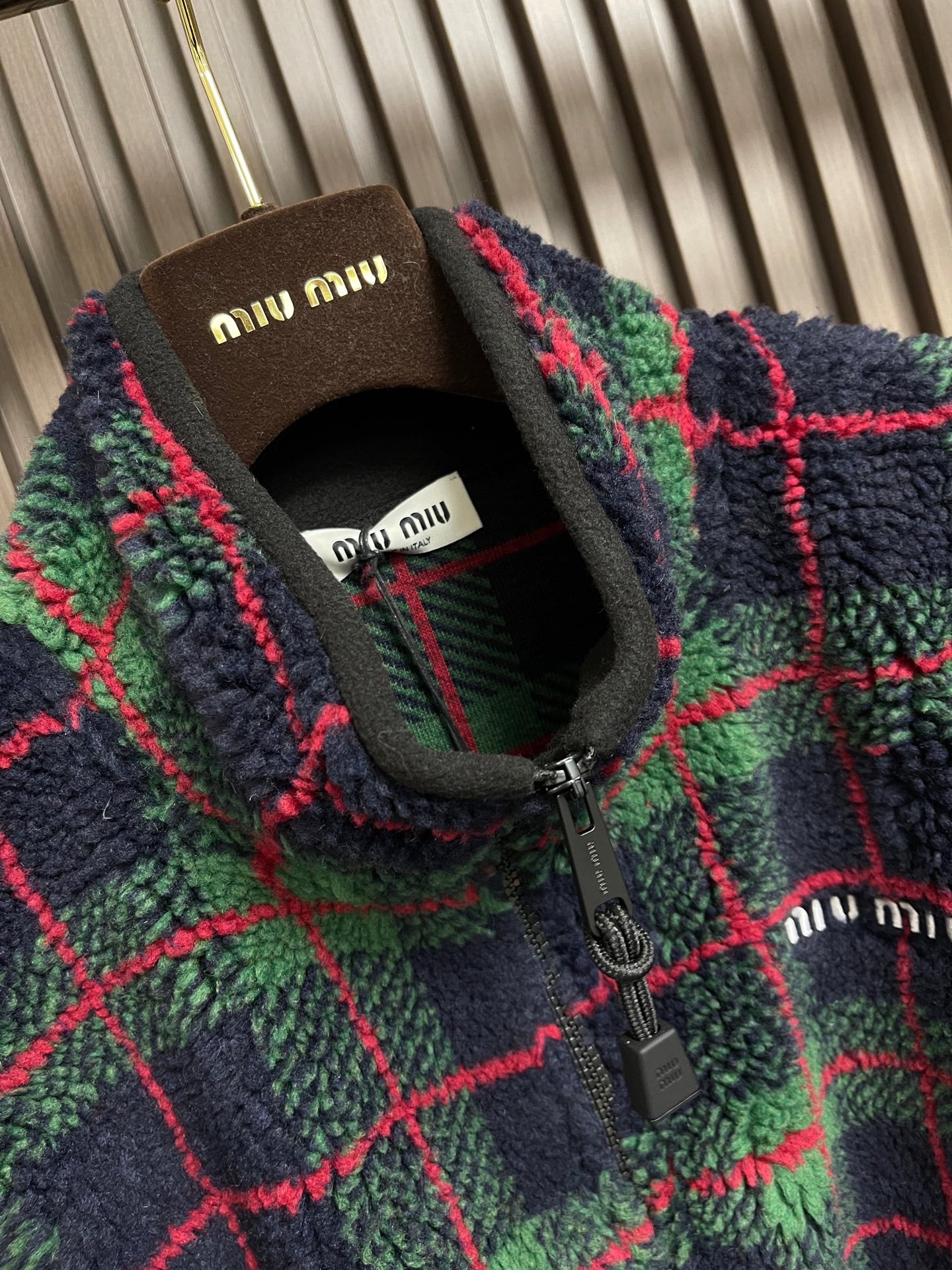 🛒🛒miumiu 2026SS 羊羔绒格子刺绣拉链夹克外套 面料原版定织定染，100%还原。内衬口袋布采