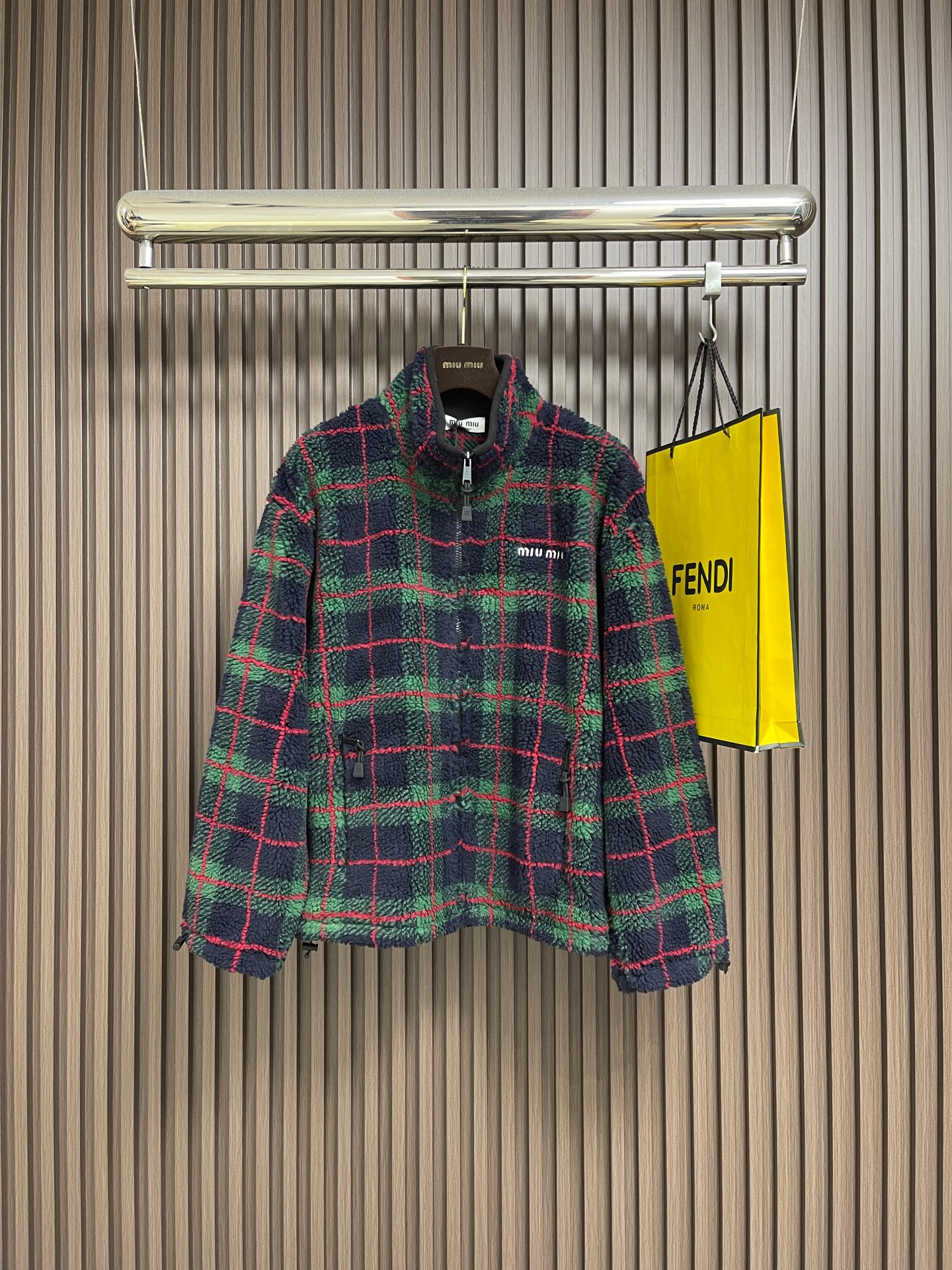 🛒🛒miumiu 2026SS 羊羔绒格子刺绣拉链夹克外套 面料原版定织定染，100%还原。内衬口袋布采