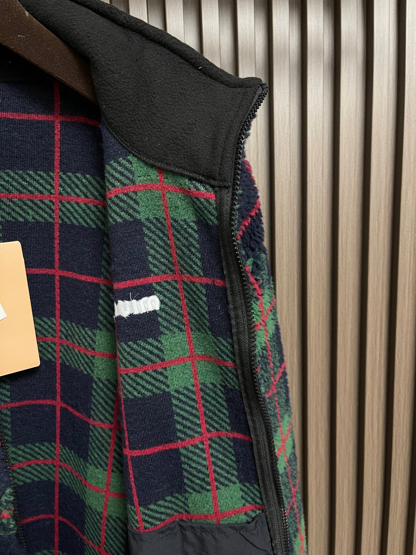 🛒🛒miumiu 2026SS 羊羔绒格子刺绣拉链夹克外套 面料原版定织定染，100%还原。内衬口袋布采