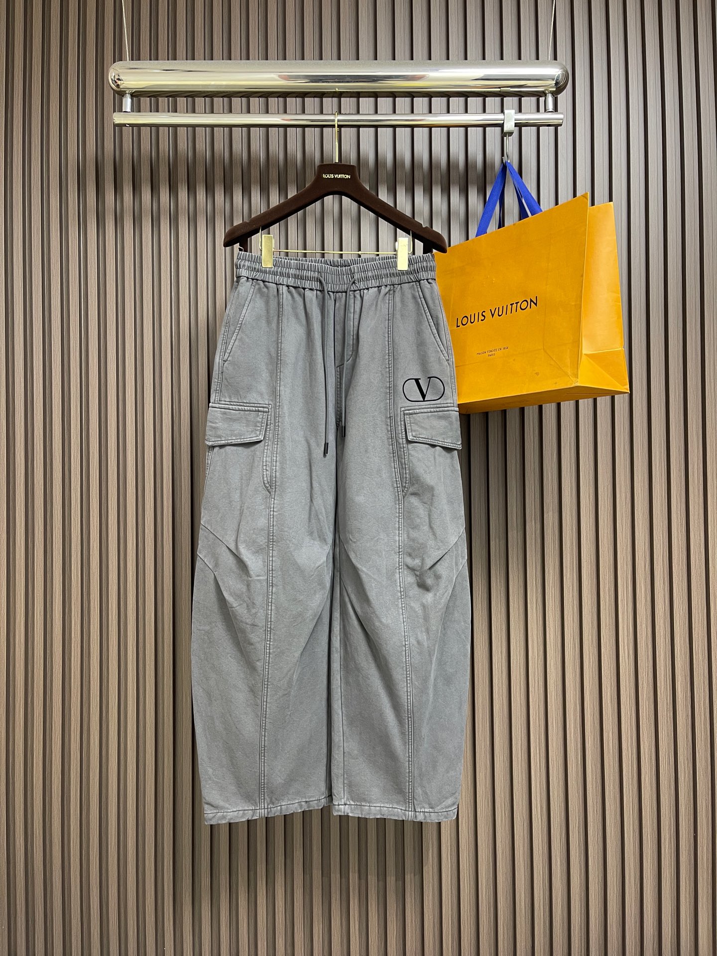 NO:691527,Valentino 2026ss early spring new casual pants, customized original fabric hardware, fashionable and slimming pants, with a stylish upper body, super comfortable upper body, versatile and not picky!  Size M-XXL,,valentino,19860909Valentino 2026ss早春新款休闲裤 定制原版面料五金,时髦显瘦于一体的裤子,上身有型,上身超级舒适,百搭又不挑人！尺码M-XXL,,valentino,,Men's clothing