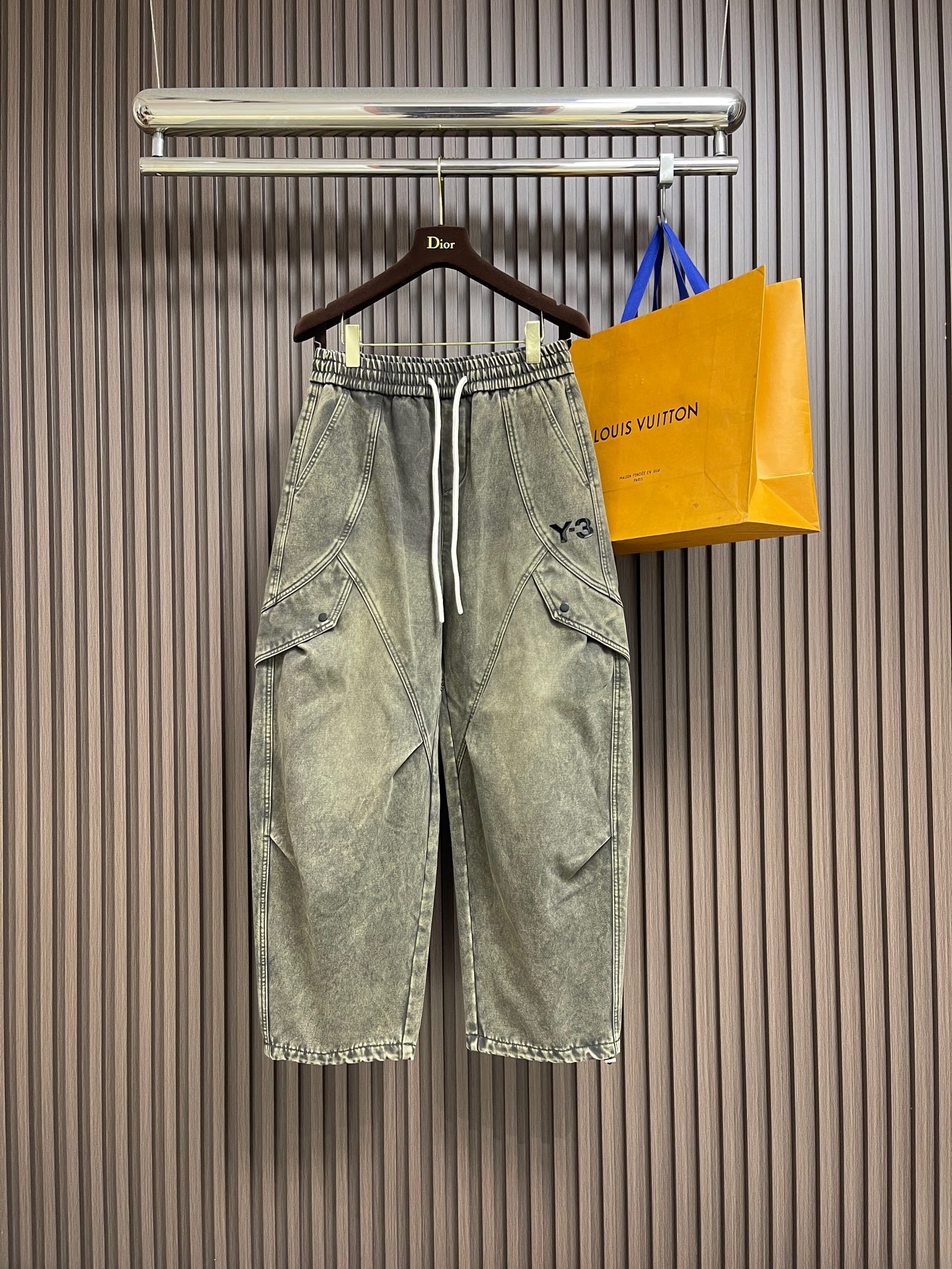 NO:691529,Y3 Yohji Yamamoto 2026SS early spring new ripstop splicing functional pants, loose outdoor style sweatpants, dark pioneer functional zipper large pocket overalls, Yamamoto ripstop nylon fabric with visible texture, natural version of the casual style, made of organic cotton ripstop material, equipped with a loose elastic waist, the craftsmanship level is higher than the same level, comes with its own logo  Labeling, simple and capable style, brings ease to the overall style matching. Sizes M-3XL,,19860909Y3 山本耀司 2026SS早春新款防撕裂拼接机能裤,宽松户外风卫裤,暗黑先锋机能拉链大口袋工装裤,山本防撕裂尼龙面料看得到的质感,版型自然演绎随性自在的风格,由有机棉防撕裂材料制成,配有宽松弹性腰部,工艺水准高出同级别,自带 logo 贴标,简洁干练的版型,给整体版型搭配带来轻松感.尺码M-3XL,,,Men's clothing