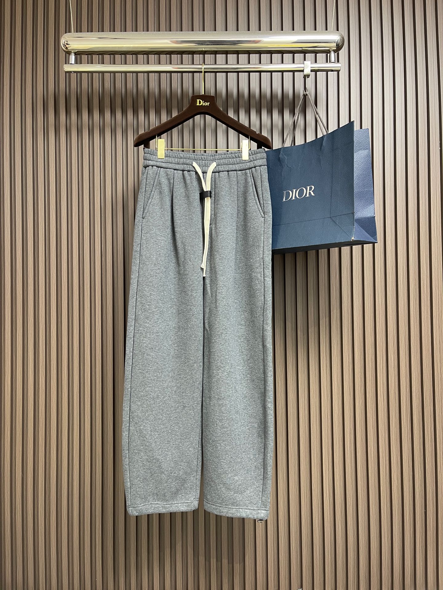 NO:691516,Lululemon's new winter velvet casual pants are made of high-quality pure cotton velvet fabric, which is soft and comfortable to the touch and has strong warmth retention. It is embellished with leather tags, low-key luxury and super good-looking!  The upper body effect is super versatile and the fit is perfect!  Size M-3XL,,19860909Lululemon 冬季新款加绒休闲裤,采用优质纯棉加绒面料,手感柔软舒适,保暖性强,采用皮牌点缀,低调奢华,超级好看！上身效果超级百搭,版型完美！尺码M-3XL,,,Men's clothing