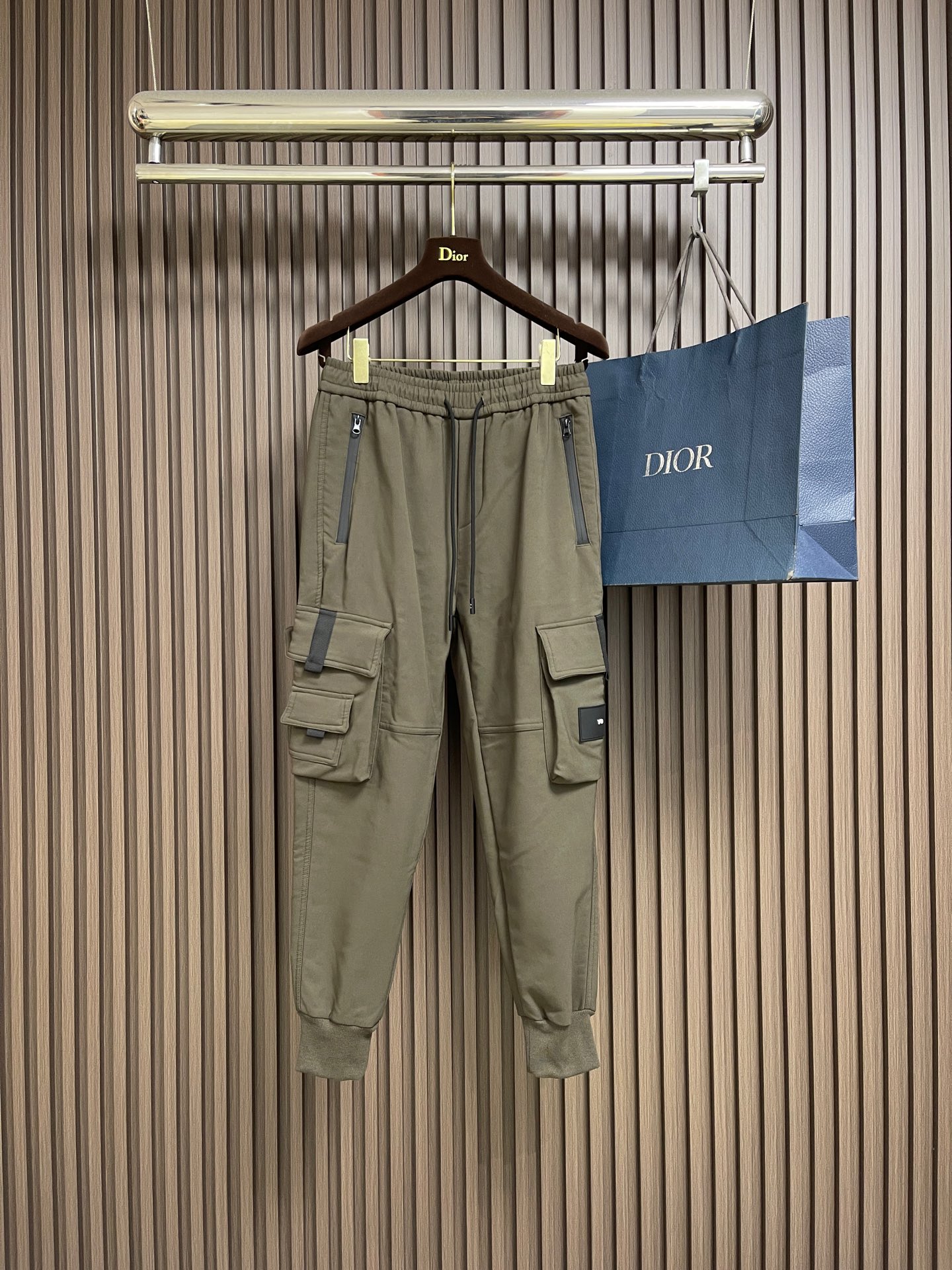 NO:690678,Y3 2026FW early spring new high street multi-pocket fleece sweatpants, workwear element series sports casual pants are carefully crafted!  Work clothes three-dimensional pocket design!  The washed fabric is not easy to deform and fade!  The three-dimensional tailoring is made of pure cotton and has a loose fit, which is quite wide and stylish!  Customized fabric layered tailoring pants with a full and plump shape!  Fashionable, versatile and designed sweatpants!  Customized fabrics with natural and soft color, fully open design concept, top quality craftsmanship and excellent versatile fit, pure cotton material, comfortable, breathable and elastic. Sizes M-3XL,,19860909Y3 2026FW早春新品高街多袋加绒卫裤,工装元素系列运动休闲裤精细打造！工装立体口袋设计！水洗工艺面料不易变形褪色！立体剪裁定纯棉料宽松版型挺阔有型！定制面料层次剪裁裤型饱满丰盈！时尚百搭富有设计的一款卫裤！定制面料色泽自然柔和设计理念完全打开、工艺品质顶级百搭版型极好、纯棉材质舒适透气有弹性.尺码M-3XL,,,Men's clothing