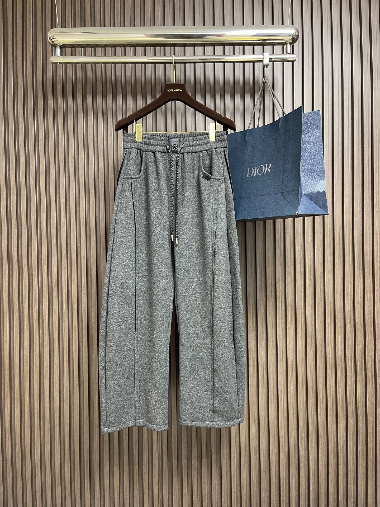 NO:690677,LOEWE  Loewe's straight-leg plus fleece trousers weigh about 420 grams after washing. The texture is thick, crisp, wear-resistant, and has a retro charm. The brand logo is three-dimensional and full, highlighting the sense of refinement and high-end. Sand washing gives the fabric a unique texture and soft feel, and the coloring is precise.  Control the color to make fading natural and layered; the distressed treatment is like carving over time, with a strong retro style. Each pair of pants has its own personality. It is a perfect fusion of fashion and craftsmanship. Sizes M-XXL,,loewe,loewe,19860909LOEWE 罗意威直筒加绒长裤,成衣洗水后克重约420克,质感厚实挺括耐磨且具复古韵味；品牌标识立体饱满,凸显精致与高级感；沙洗赋予面料独特纹理与柔软手感,炒色精准把控色彩,使褪色自然且富有层次感；做旧处理仿若岁月雕琢,复古风格浓郁,每条裤都独具个性,是时尚与工艺完美融合的佳作.尺码M-XXL,,loewe,loewe,,Men's clothing